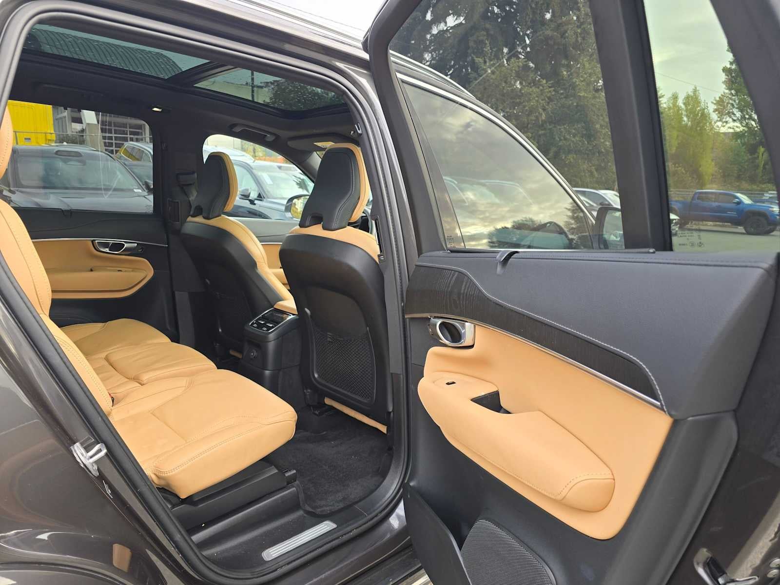 2024 Volvo XC90 Recharge Plug-In Hybrid Ultimate Bright Theme