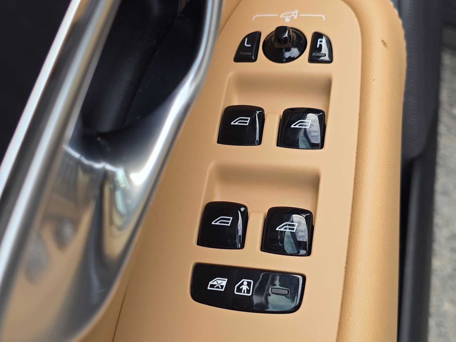 2024 Volvo XC90 Recharge Plug-In Hybrid Ultimate Bright Theme