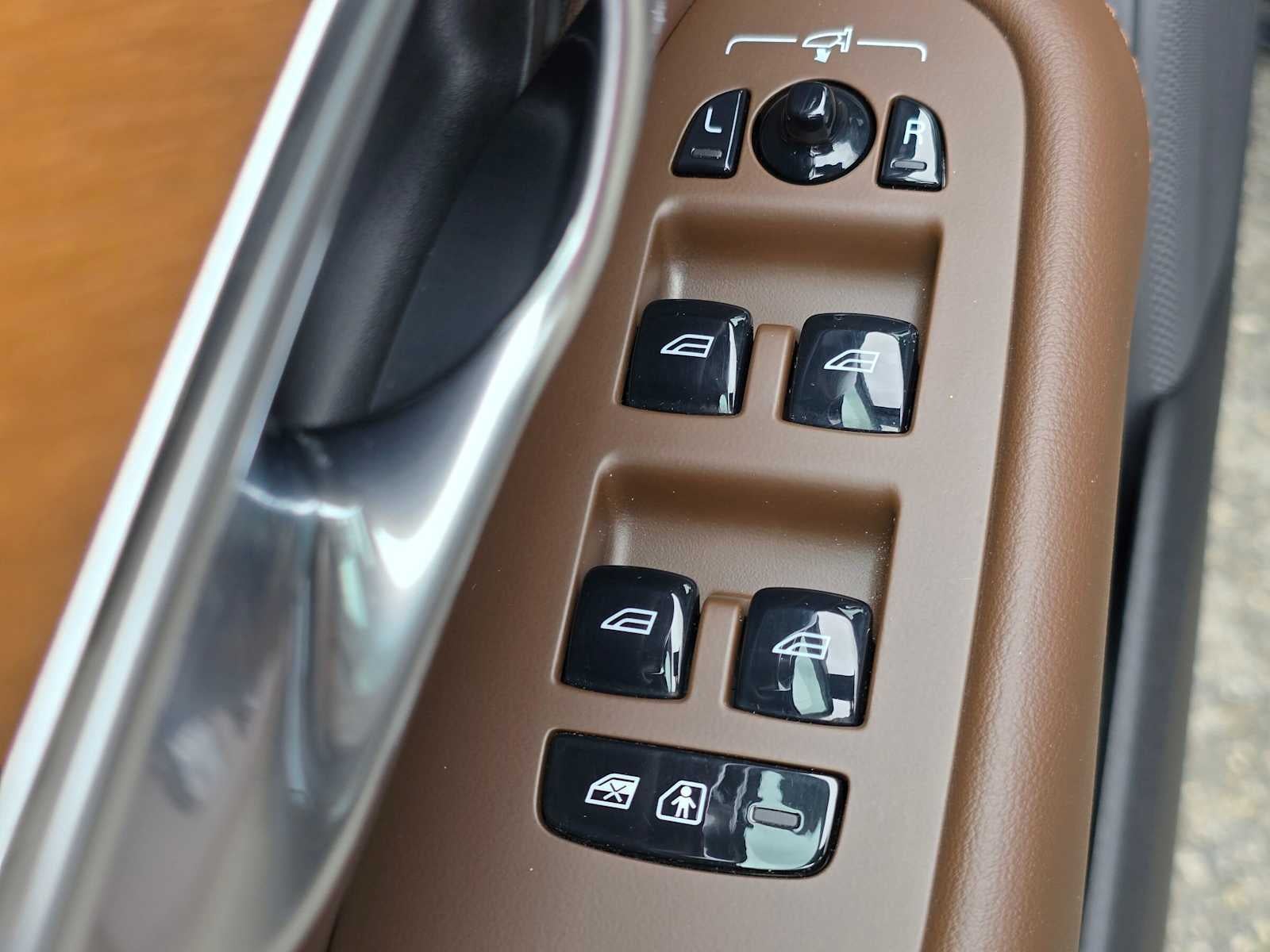 2023 Volvo XC90 Recharge Plug-In Hybrid Plus Dark Theme