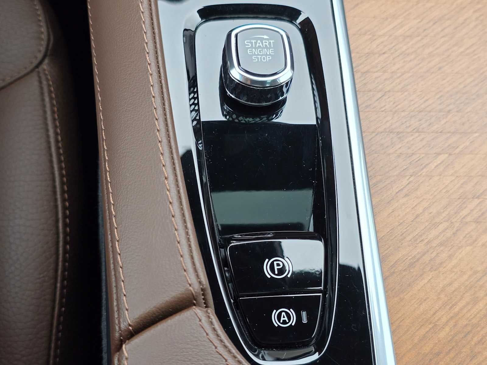 2023 Volvo XC90 Recharge Plug-In Hybrid Plus Dark Theme