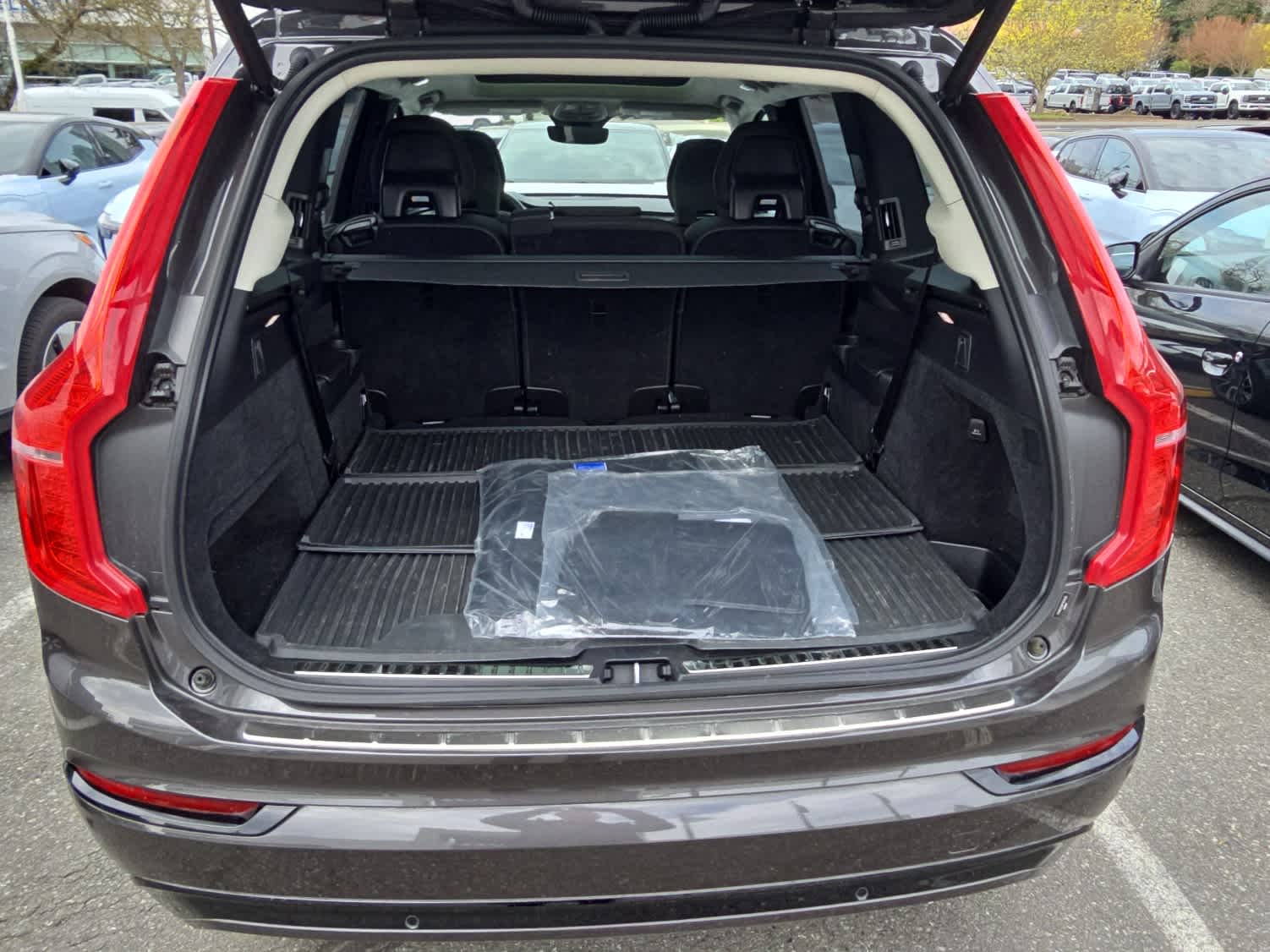 2023 Volvo XC90 Recharge Plug-In Hybrid Ultimate Dark Theme