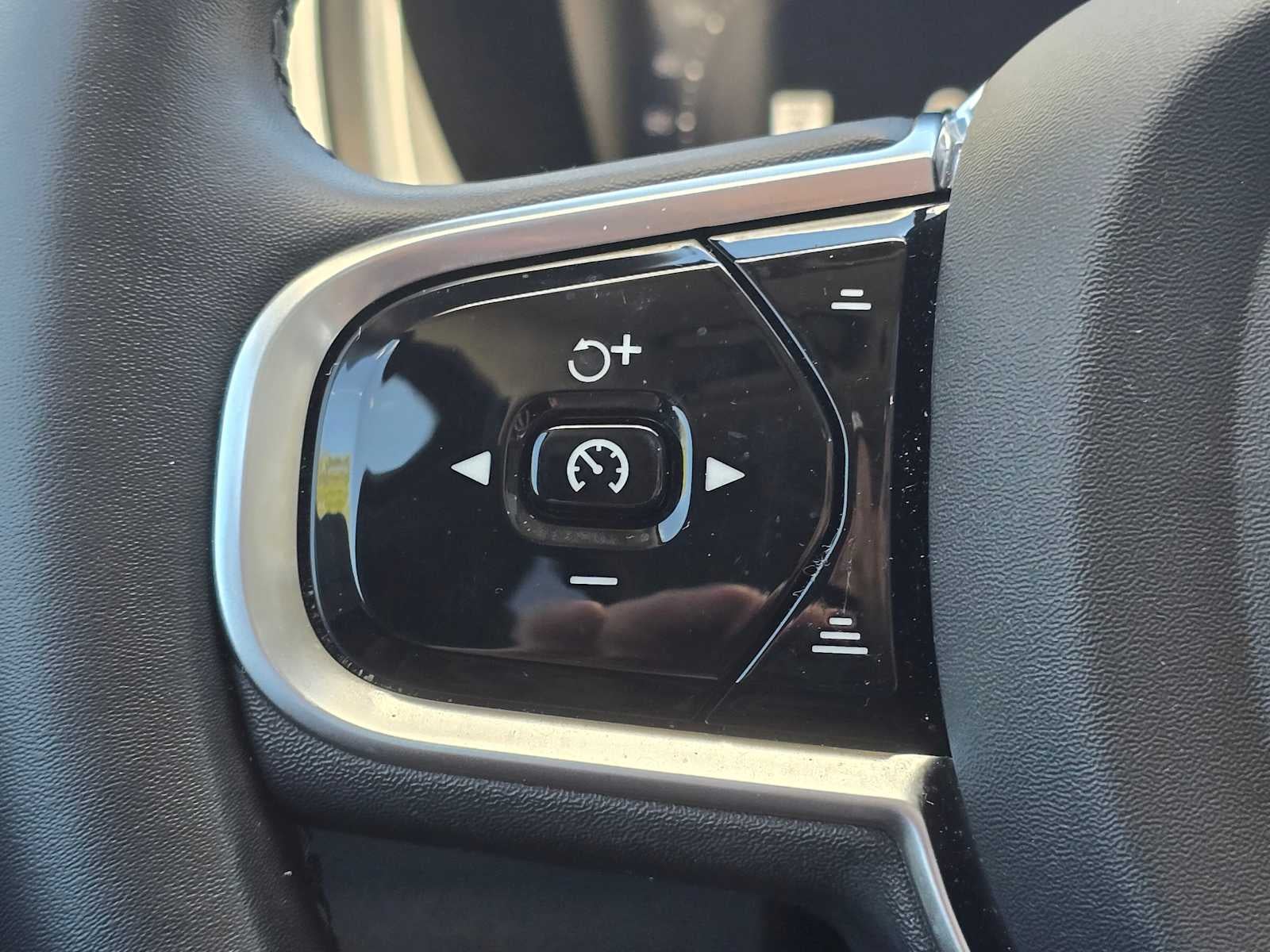 2023 Volvo XC90 Recharge Plug-In Hybrid Ultimate Dark Theme