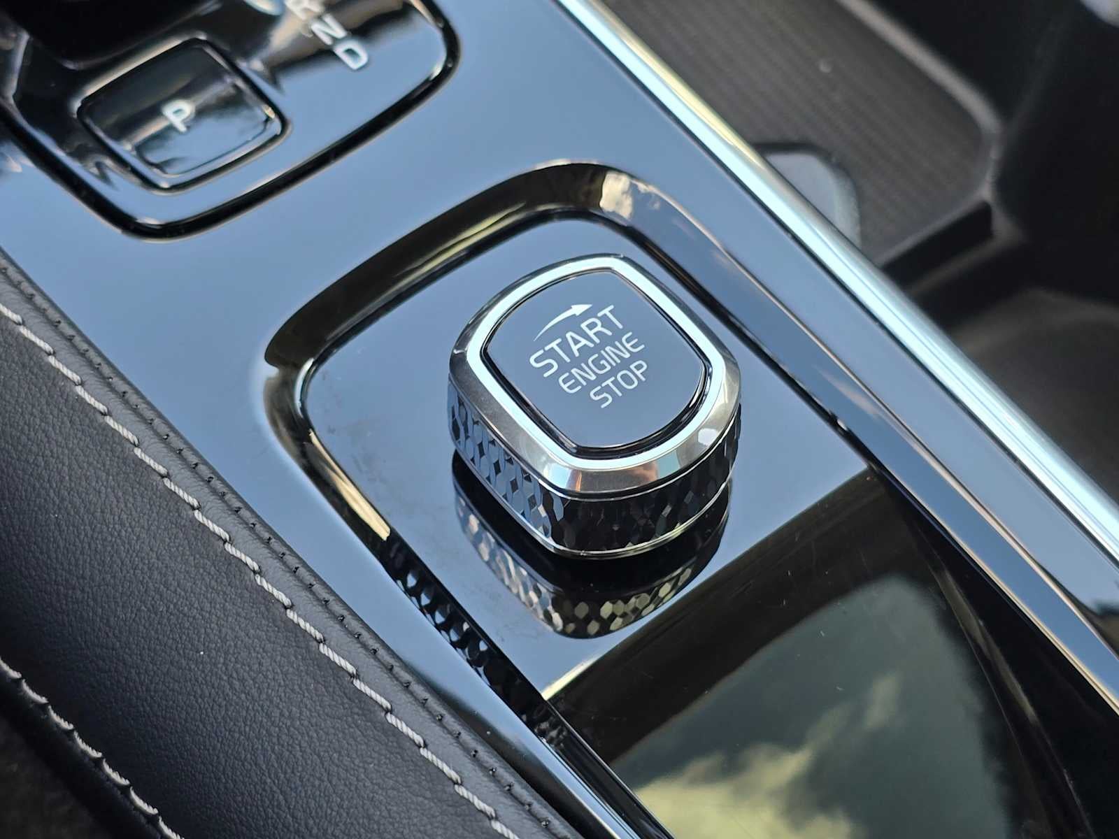 2023 Volvo XC90 Recharge Plug-In Hybrid Ultimate Dark Theme