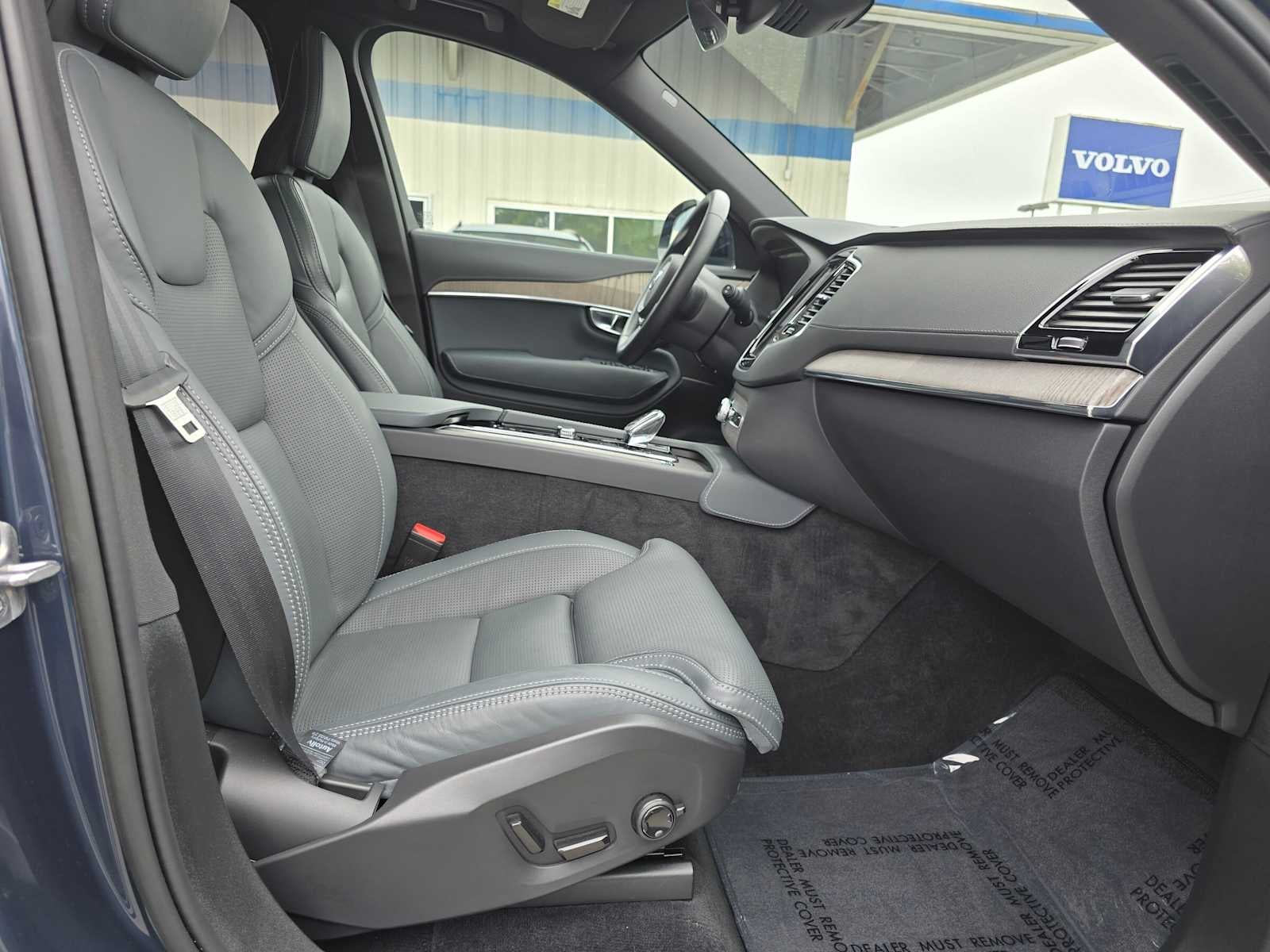 2023 Volvo XC90 Recharge Plug-In Hybrid Ultimate Dark Theme