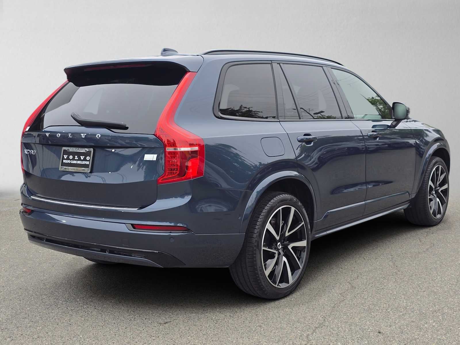 2023 Volvo XC90 Recharge Plug-In Hybrid Ultimate Dark Theme