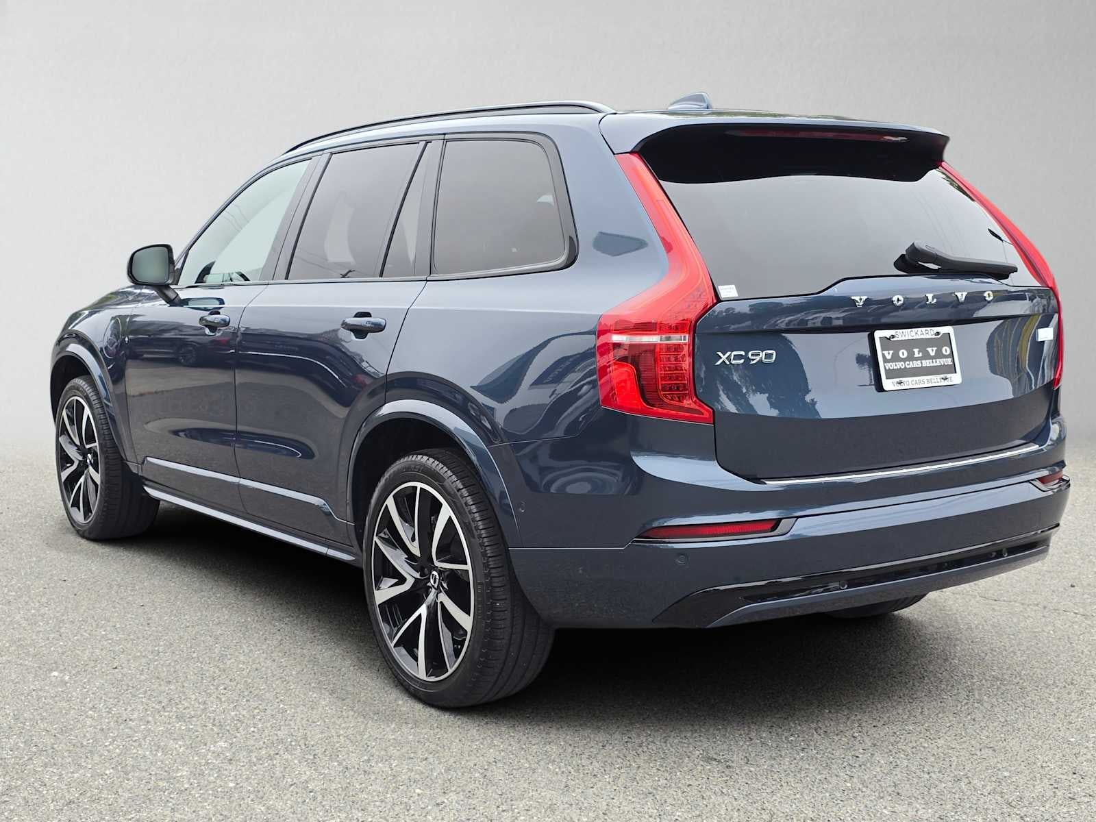 2023 Volvo XC90 Recharge Plug-In Hybrid Ultimate Dark Theme