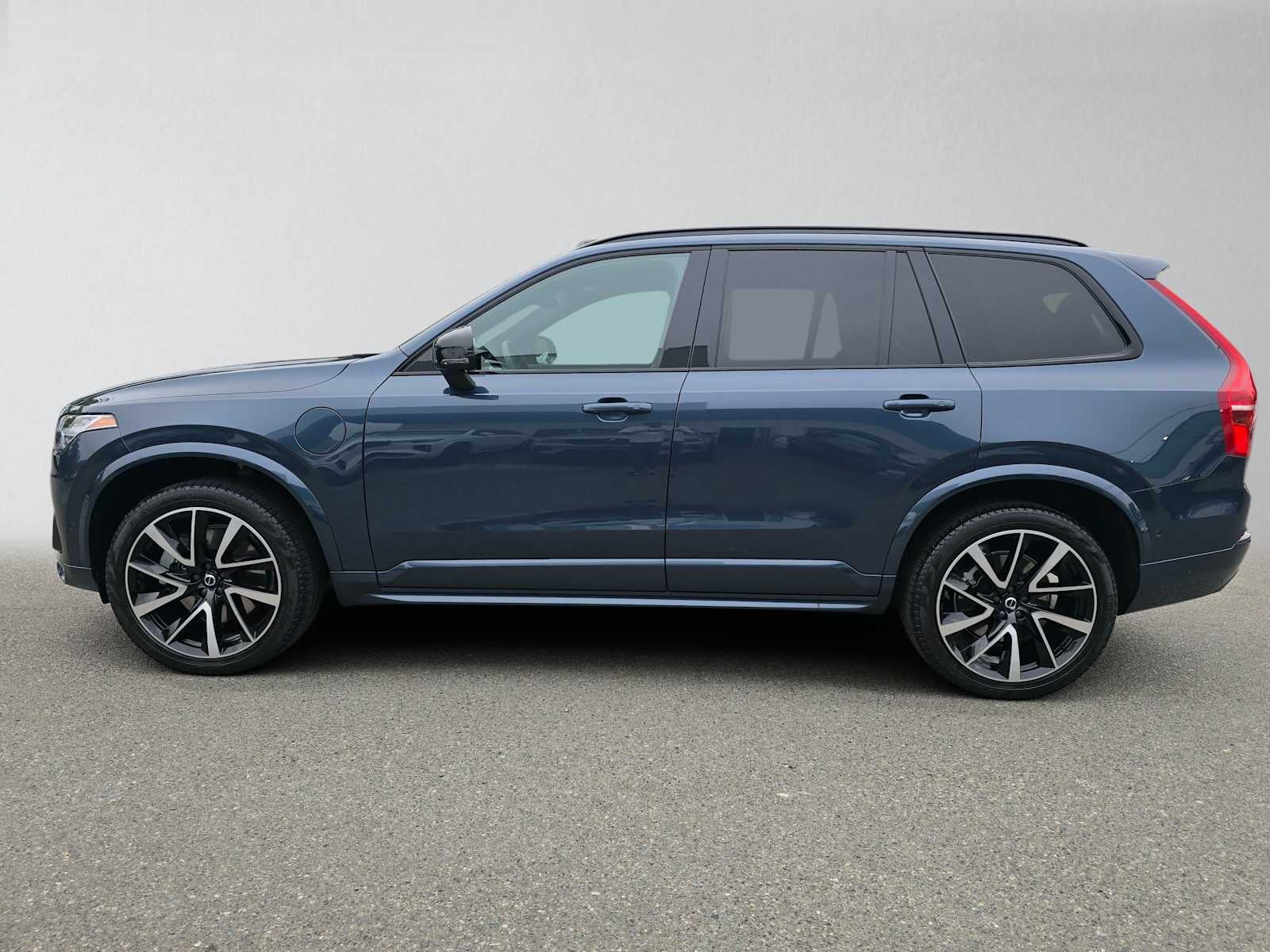 2023 Volvo XC90 Recharge Plug-In Hybrid Ultimate Dark Theme