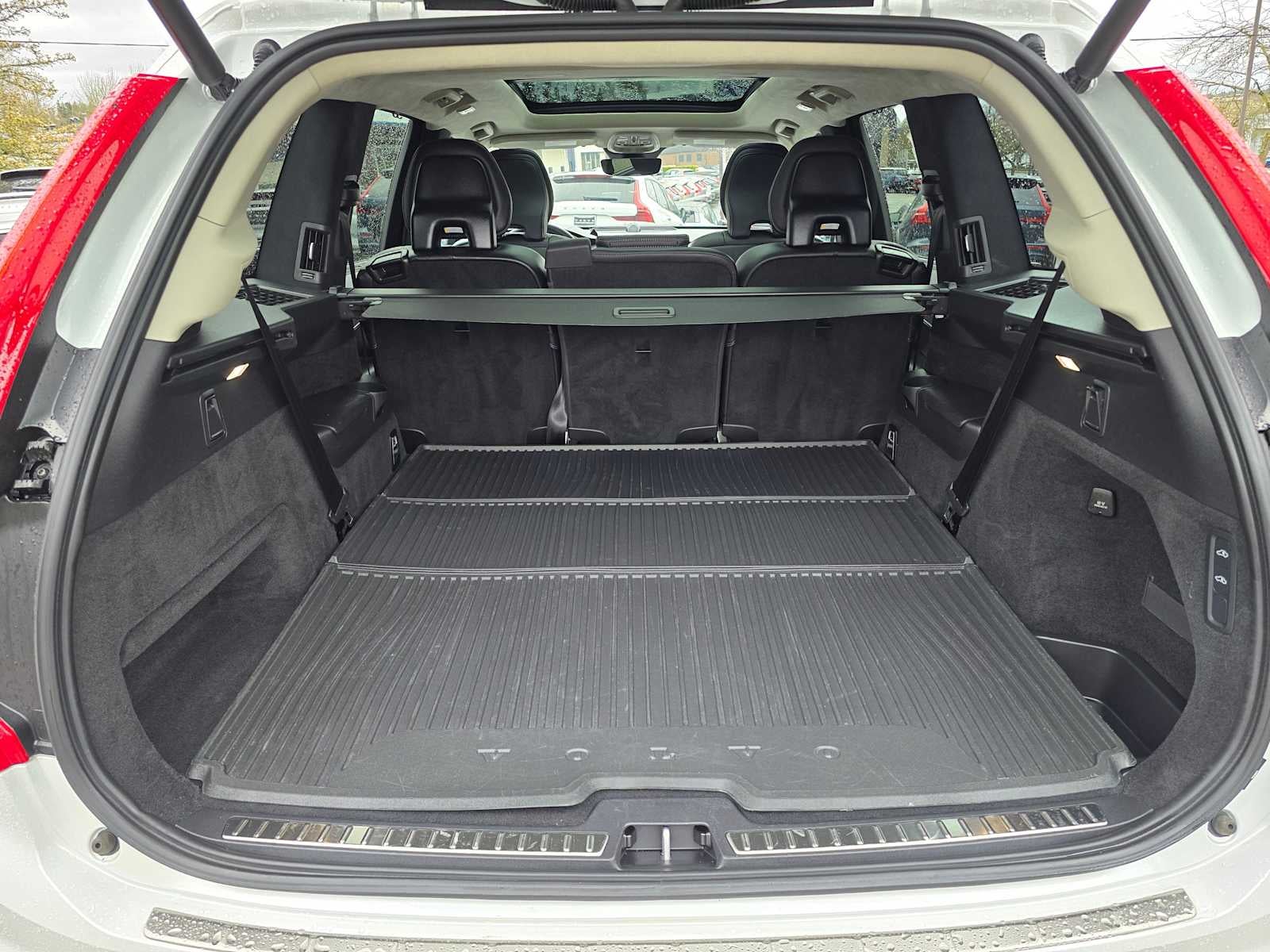 2023 Volvo XC90 Recharge Plug-In Hybrid Ultimate Dark Theme