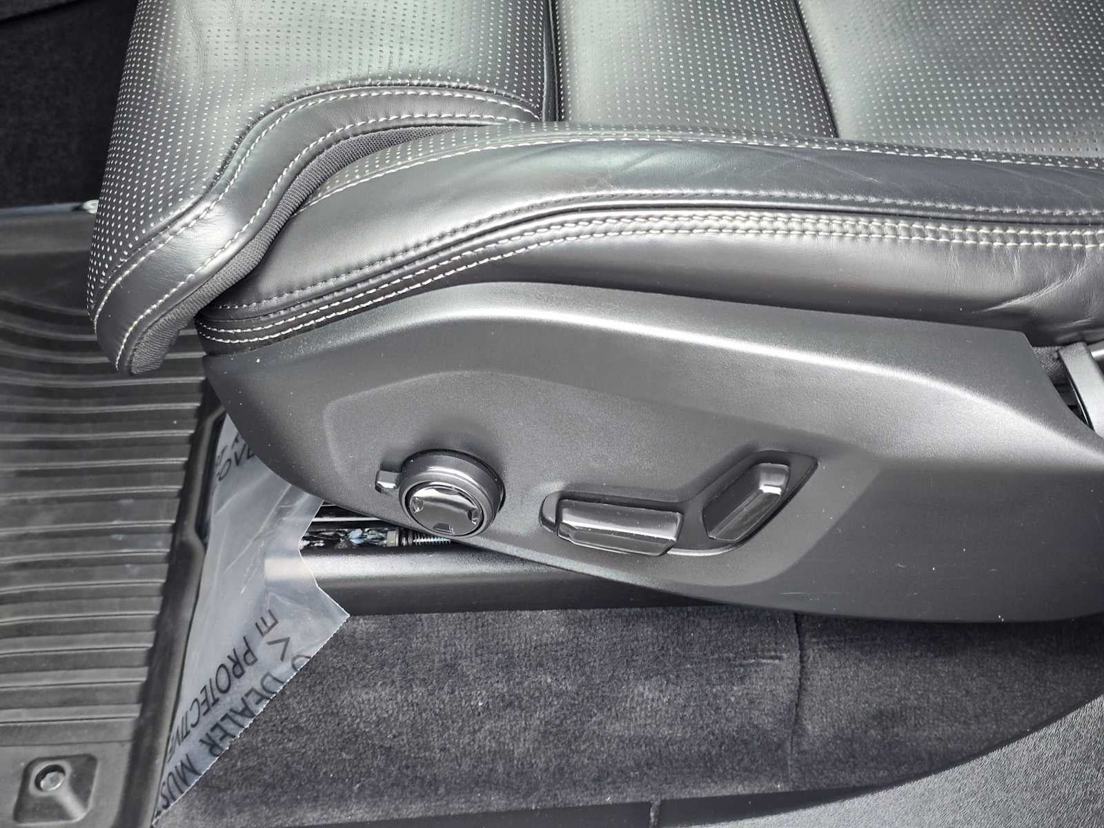 2023 Volvo XC90 Recharge Plug-In Hybrid Ultimate Dark Theme