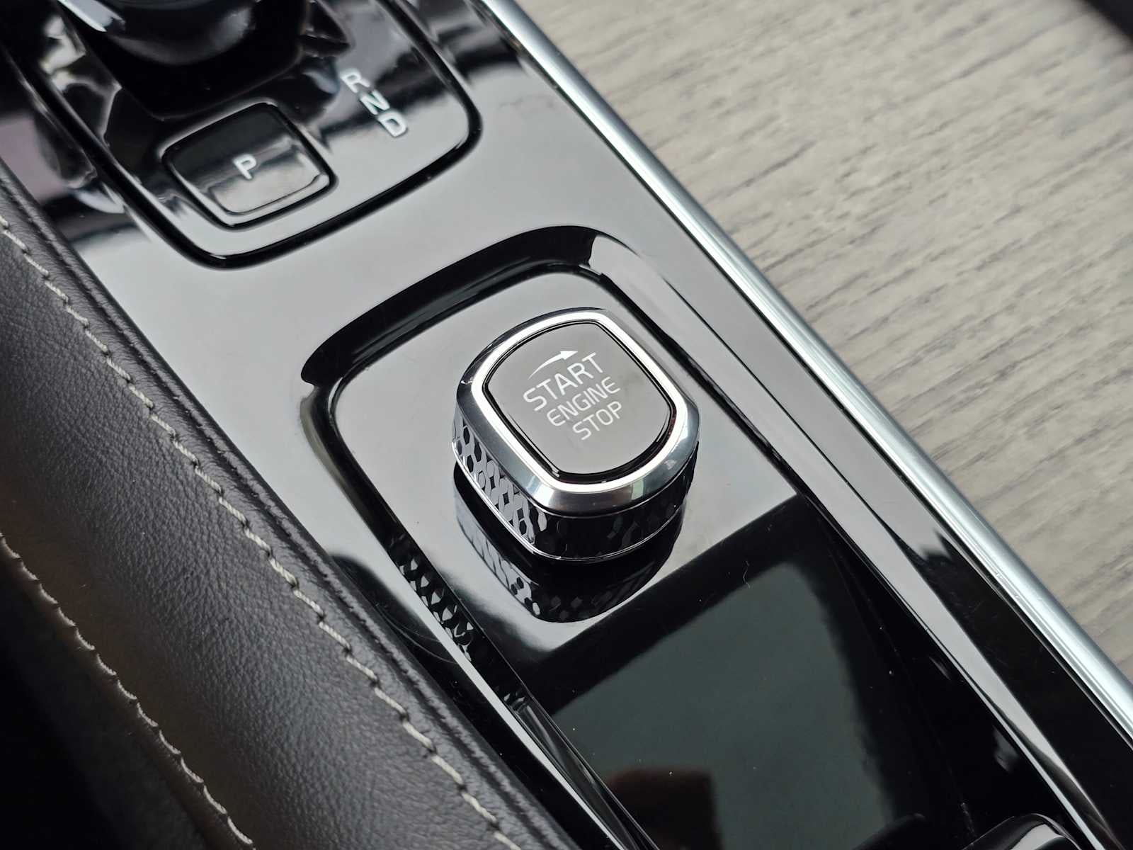 2023 Volvo XC90 Recharge Plug-In Hybrid Ultimate Dark Theme