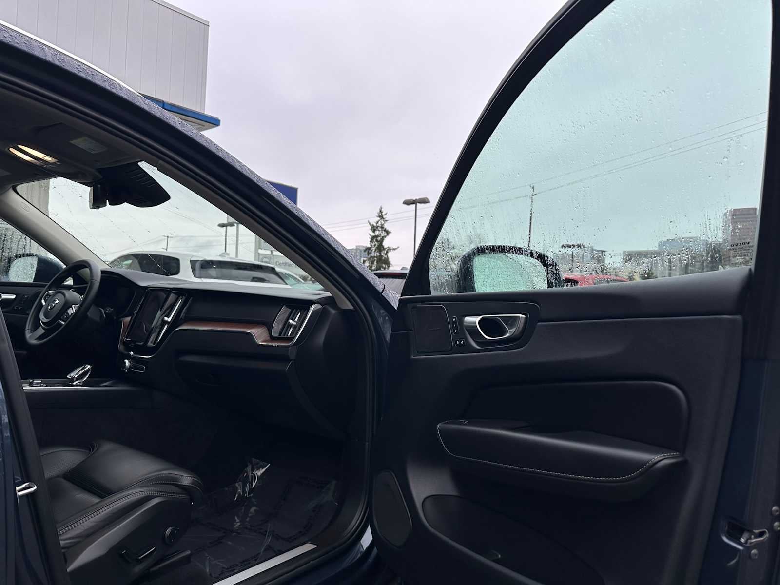 2023 Volvo XC60 Recharge Plug-In Hybrid Ultimate Bright Theme