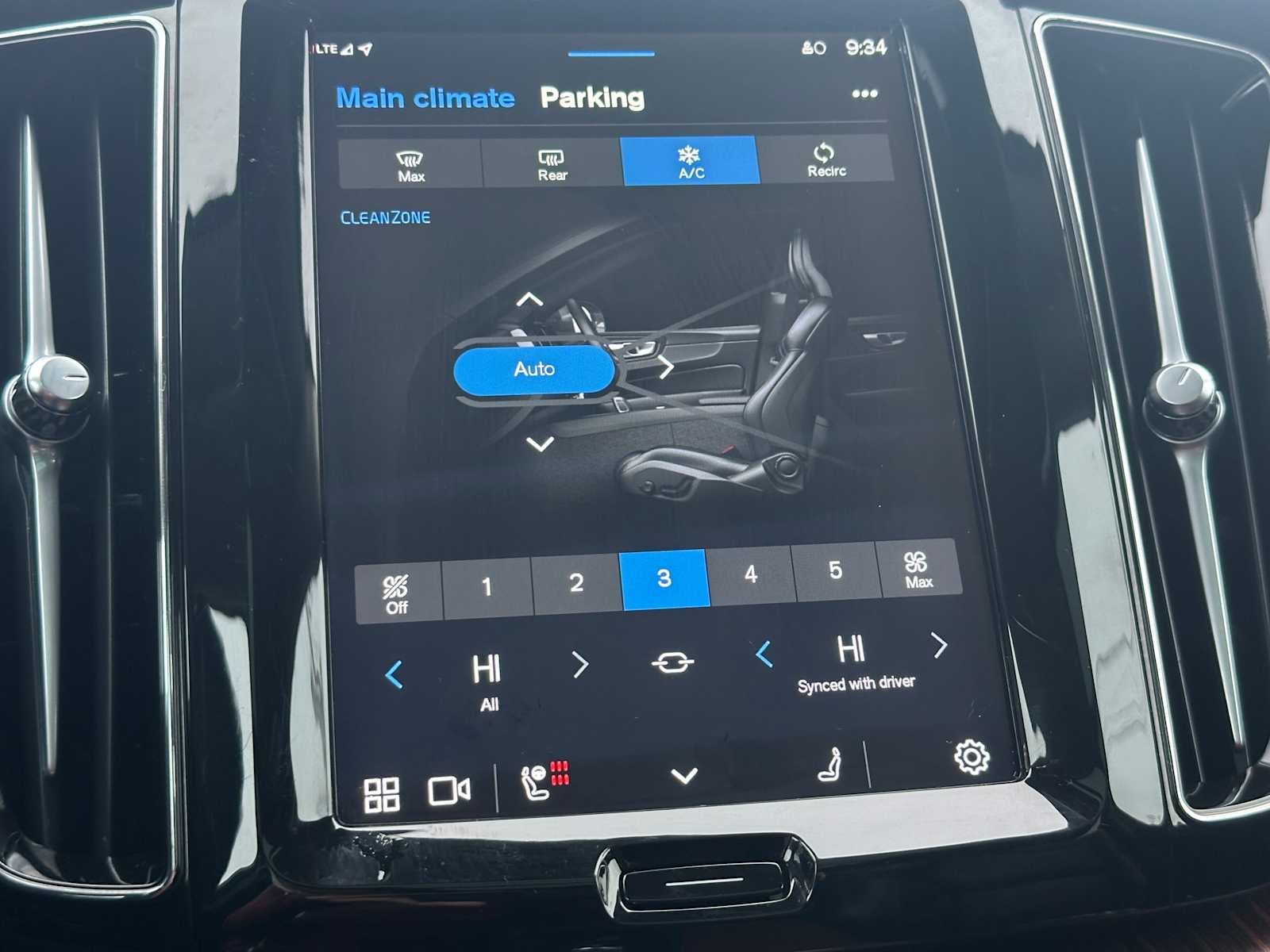 2023 Volvo XC60 Recharge Plug-In Hybrid Ultimate Bright Theme