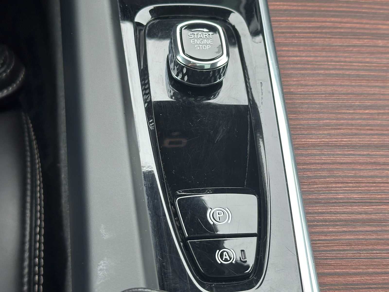 2023 Volvo XC60 Recharge Plug-In Hybrid Ultimate Bright Theme