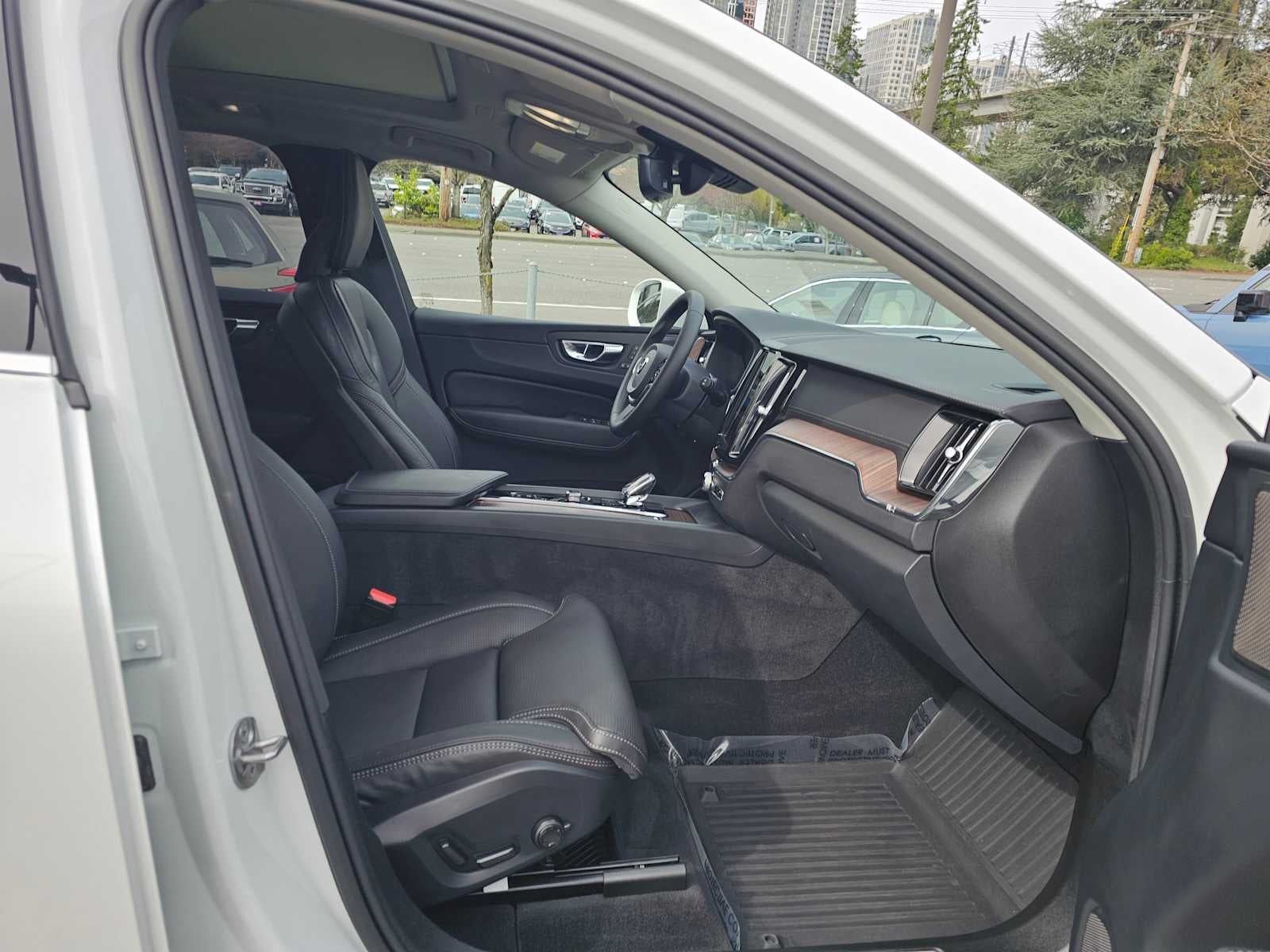 2023 Volvo XC60 Recharge Plug-In Hybrid Ultimate Bright Theme