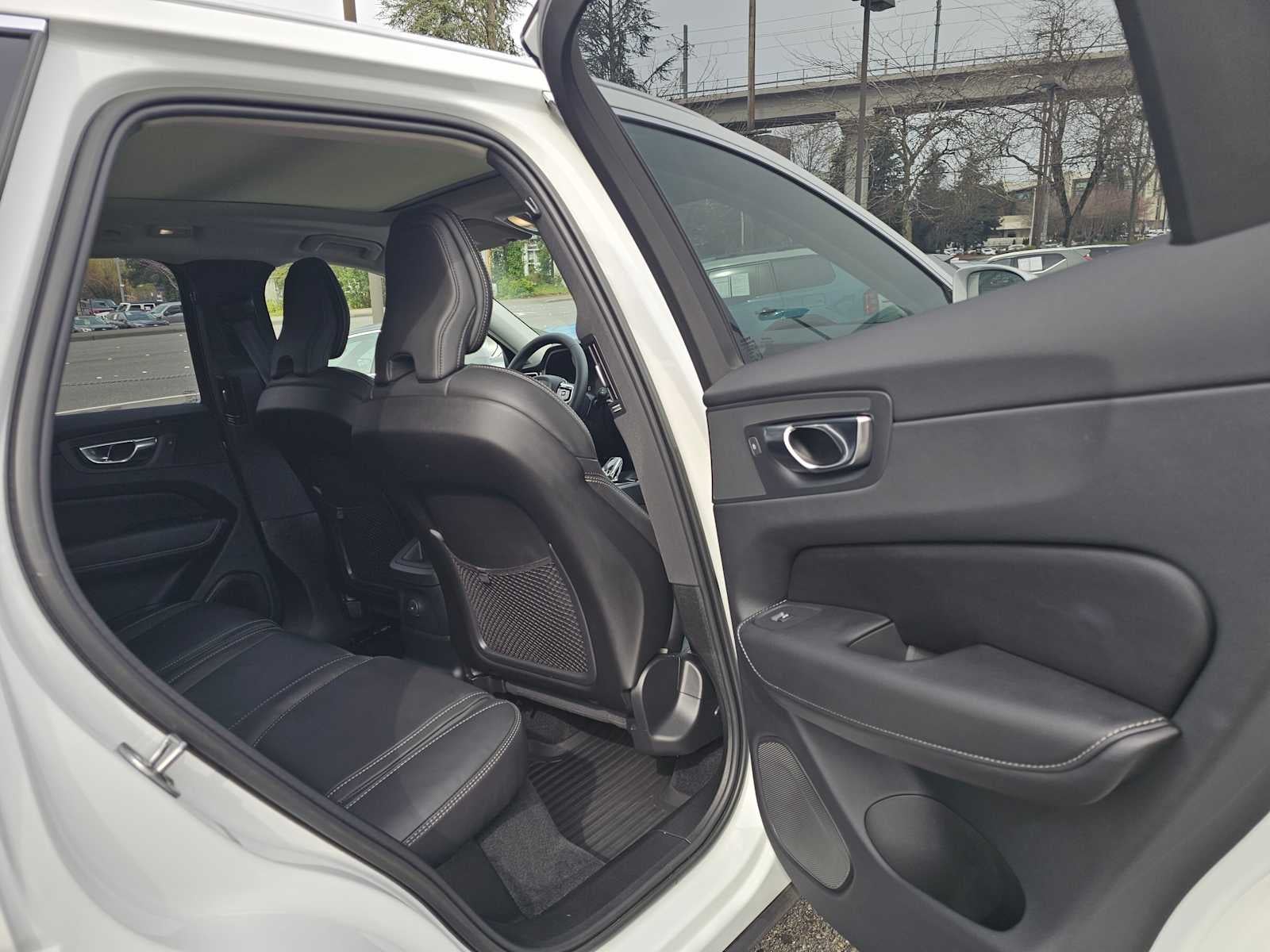 2023 Volvo XC60 Recharge Plug-In Hybrid Ultimate Bright Theme