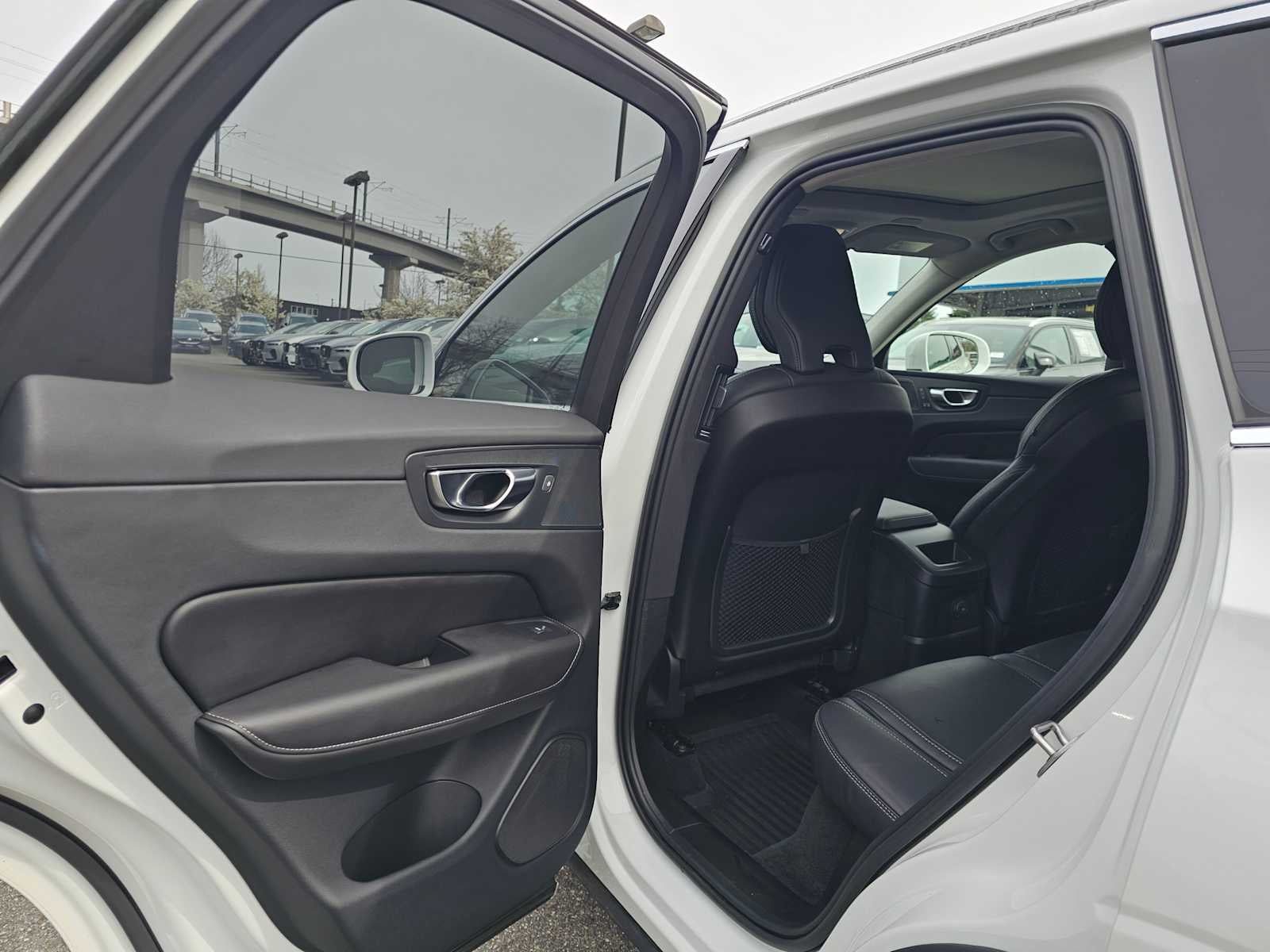 2023 Volvo XC60 Recharge Plug-In Hybrid Ultimate Bright Theme