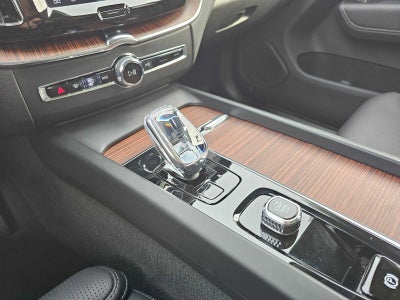 2023 Volvo XC60 Recharge Plug-In Hybrid Ultimate Bright Theme