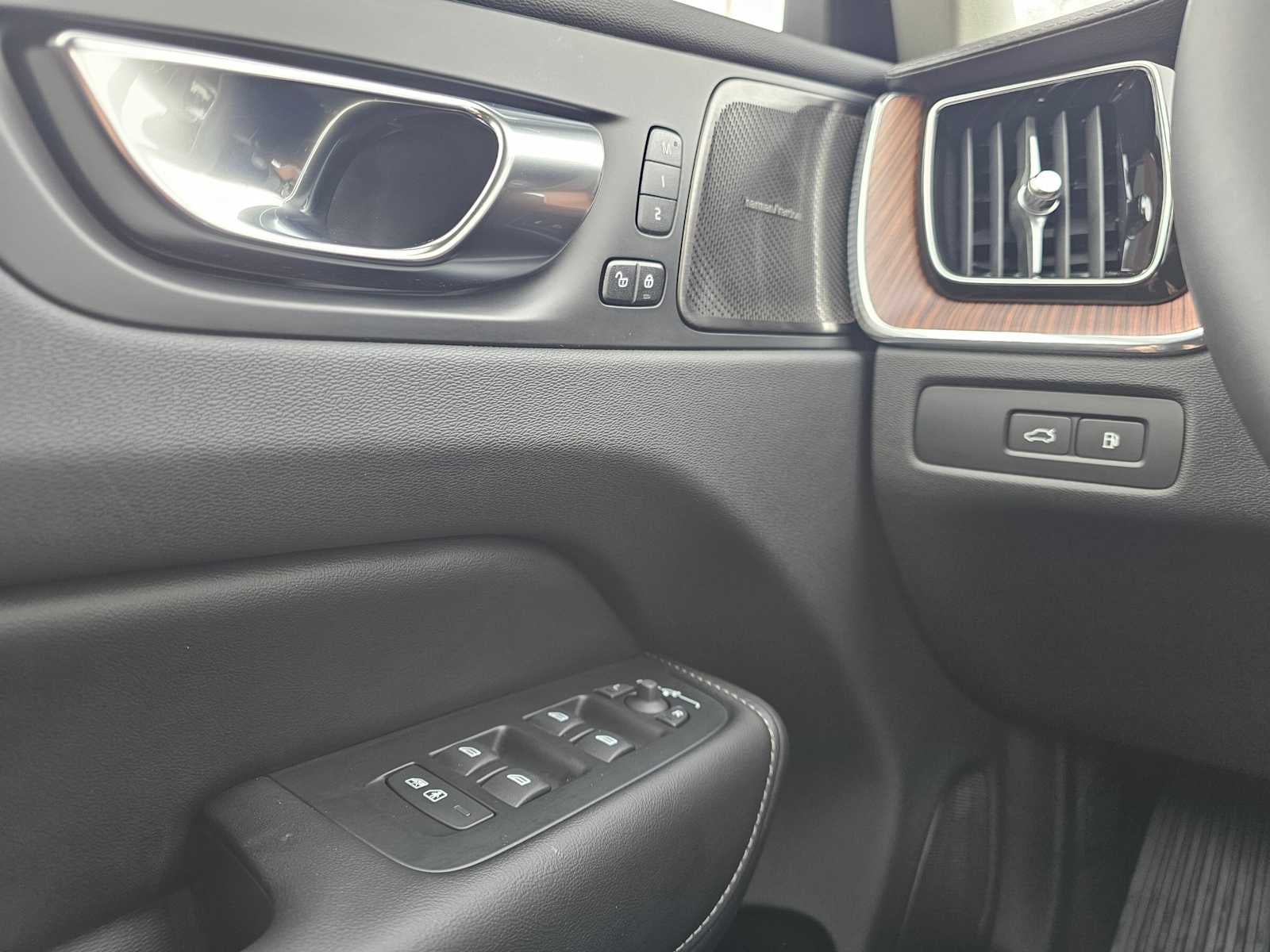 2023 Volvo XC60 Recharge Plug-In Hybrid Ultimate Bright Theme