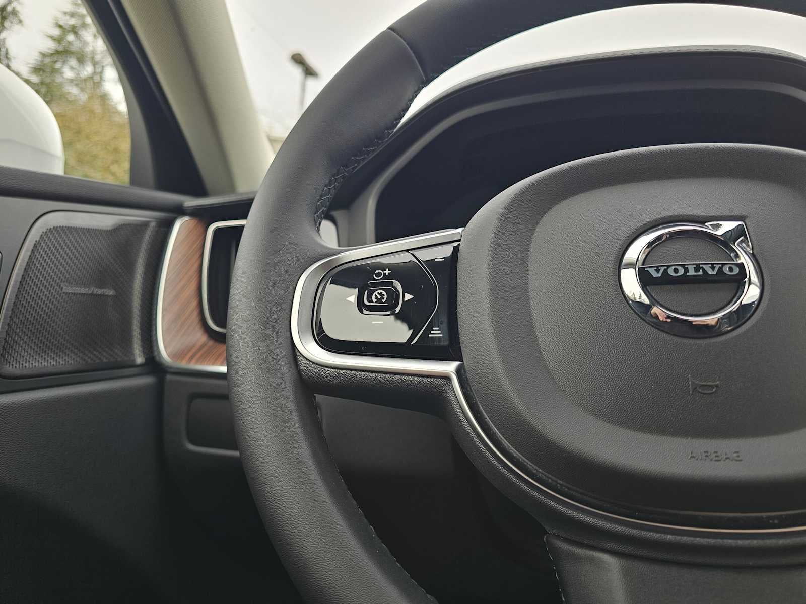 2023 Volvo XC60 Recharge Plug-In Hybrid Ultimate Bright Theme