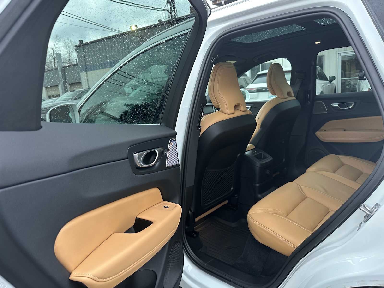 2023 Volvo XC60 Recharge Plug-In Hybrid Ultimate Bright Theme