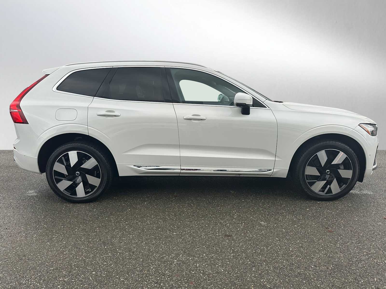 2023 Volvo XC60 Recharge Plug-In Hybrid Ultimate Bright Theme