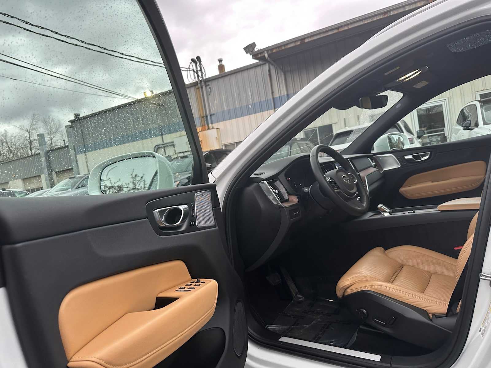 2023 Volvo XC60 Recharge Plug-In Hybrid Ultimate Bright Theme