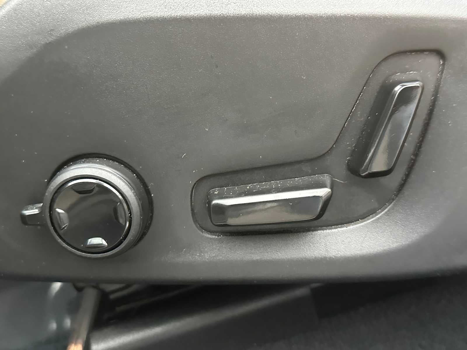 2023 Volvo XC60 Recharge Plug-In Hybrid Ultimate Bright Theme