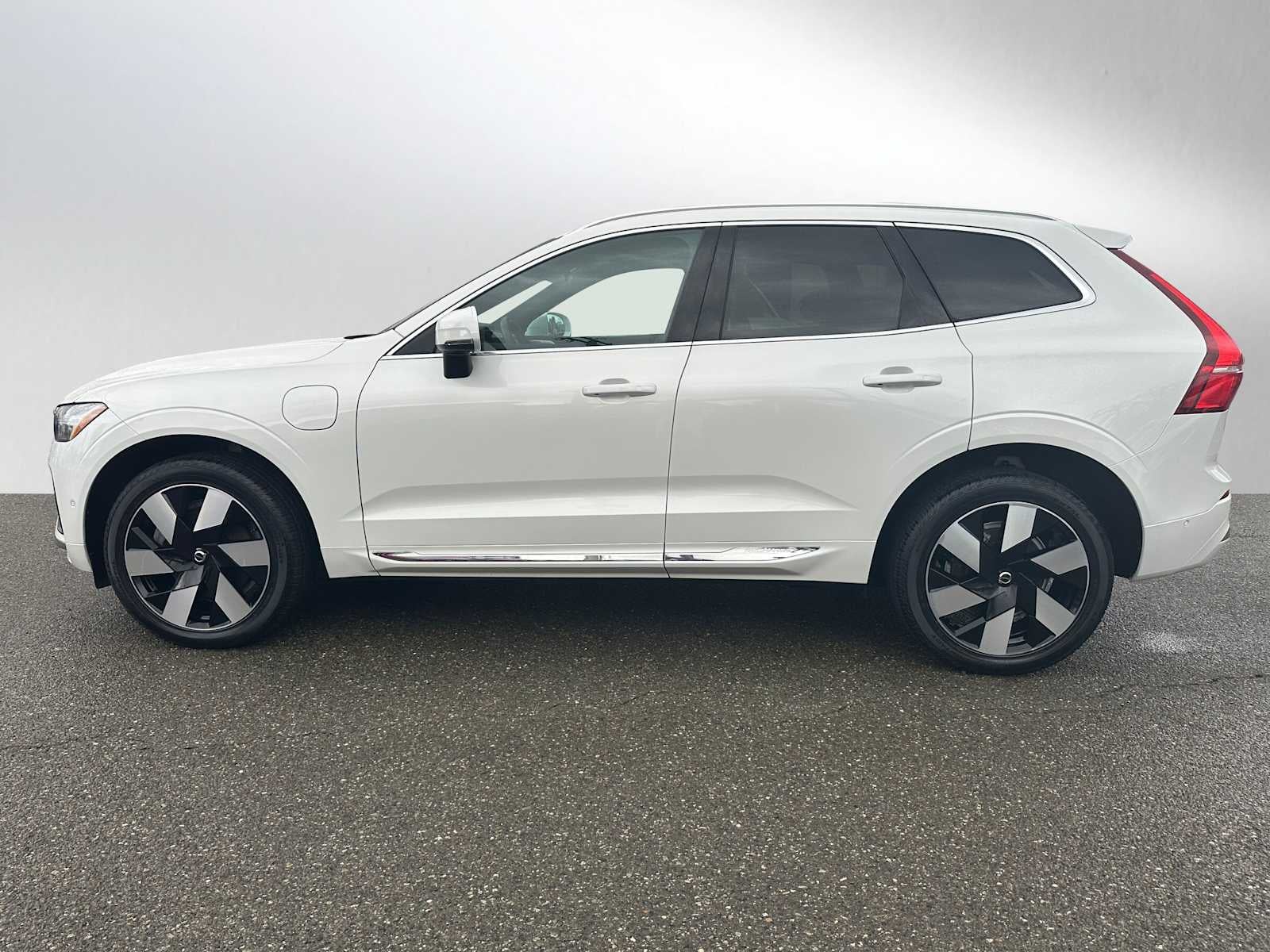 2023 Volvo XC60 Recharge Plug-In Hybrid Ultimate Bright Theme
