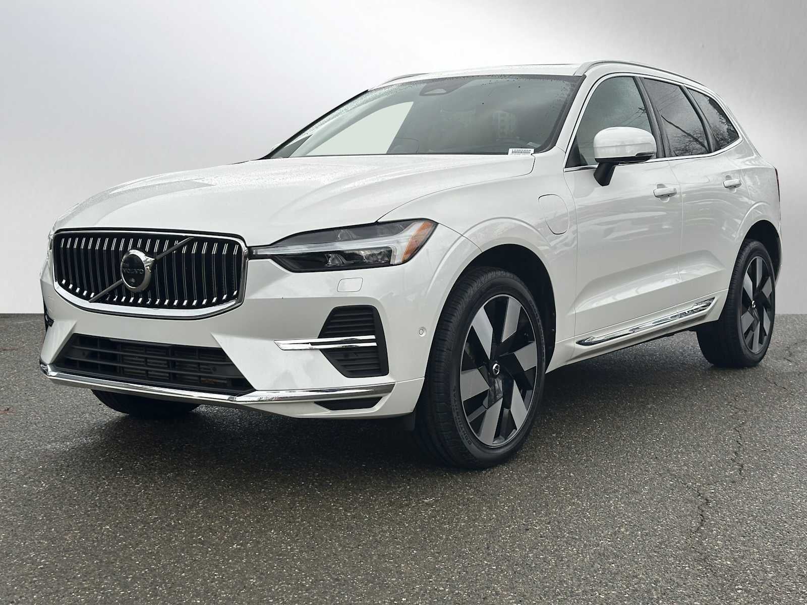 2023 Volvo XC60 Recharge Plug-In Hybrid Ultimate Bright Theme