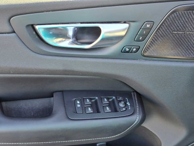 2023 Volvo XC60 Recharge Plug-In Hybrid Ultimate Bright Theme