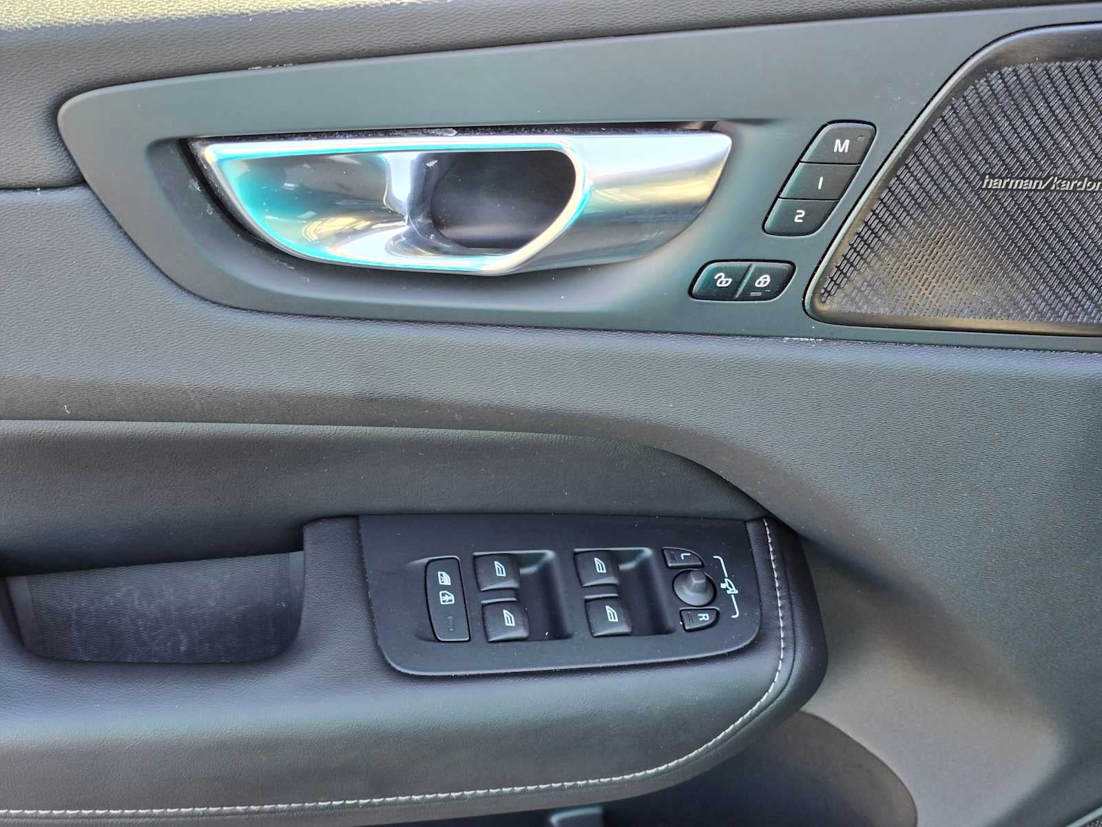 2023 Volvo XC60 Recharge Plug-In Hybrid Ultimate Bright Theme