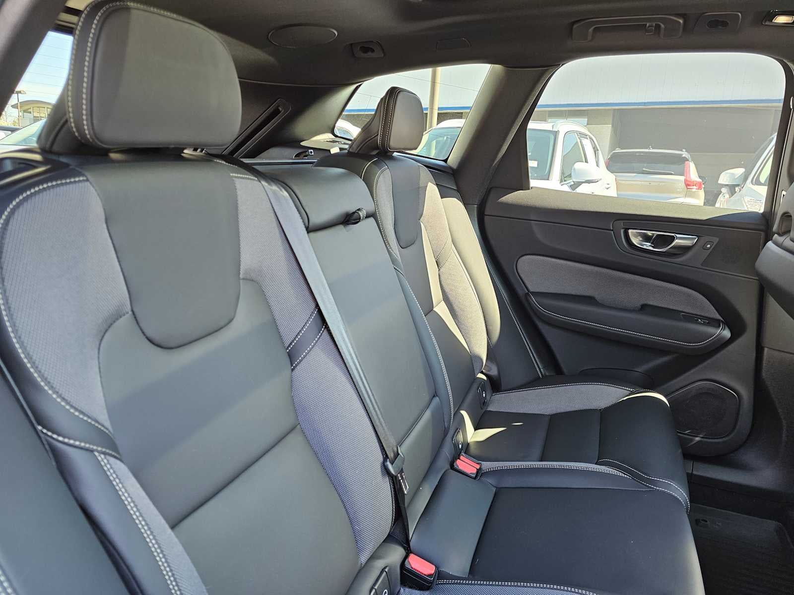 2024 Volvo XC60 Recharge Plug-In Hybrid Ultimate Black Edition