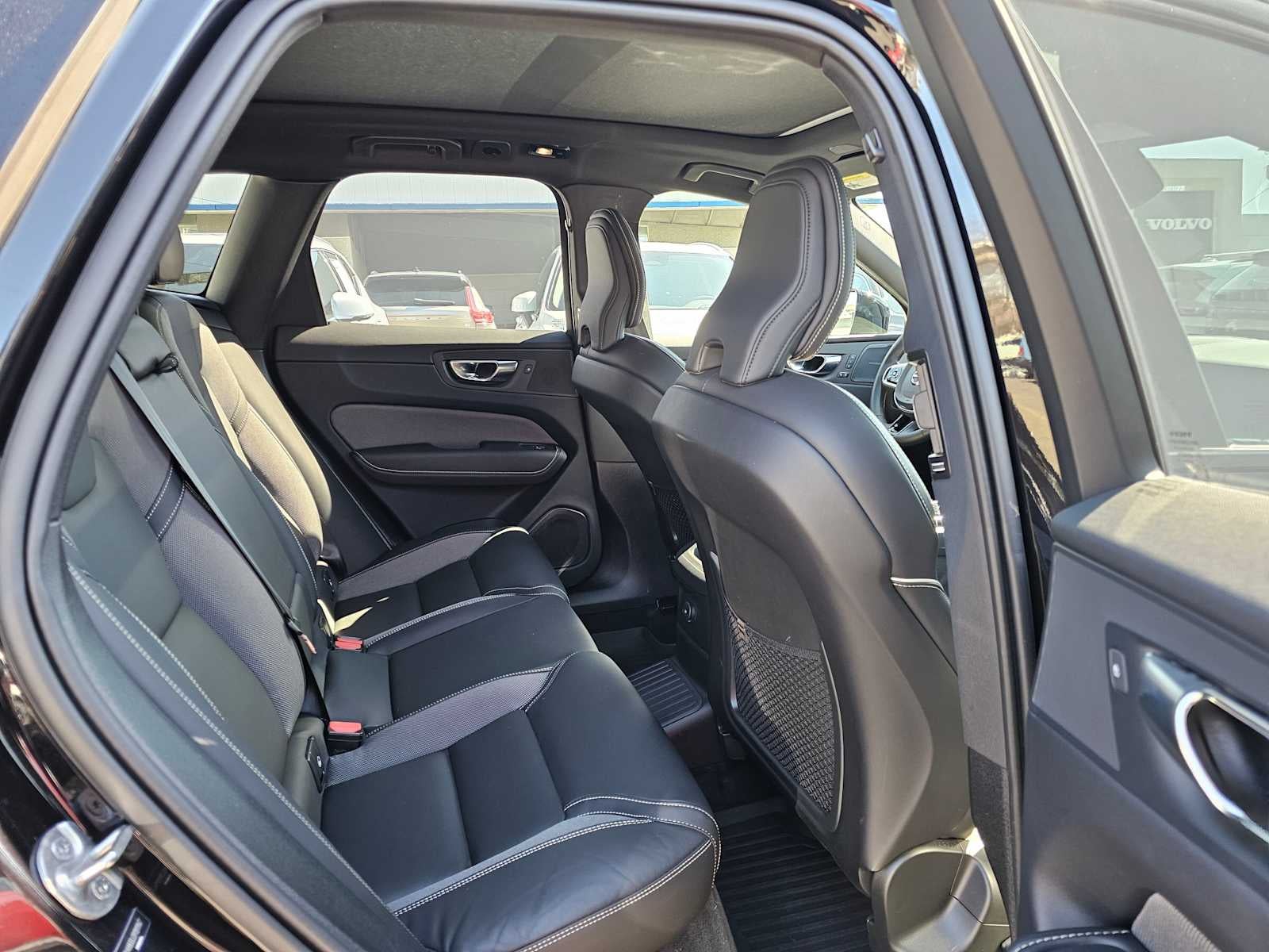 2024 Volvo XC60 Recharge Plug-In Hybrid Ultimate Black Edition