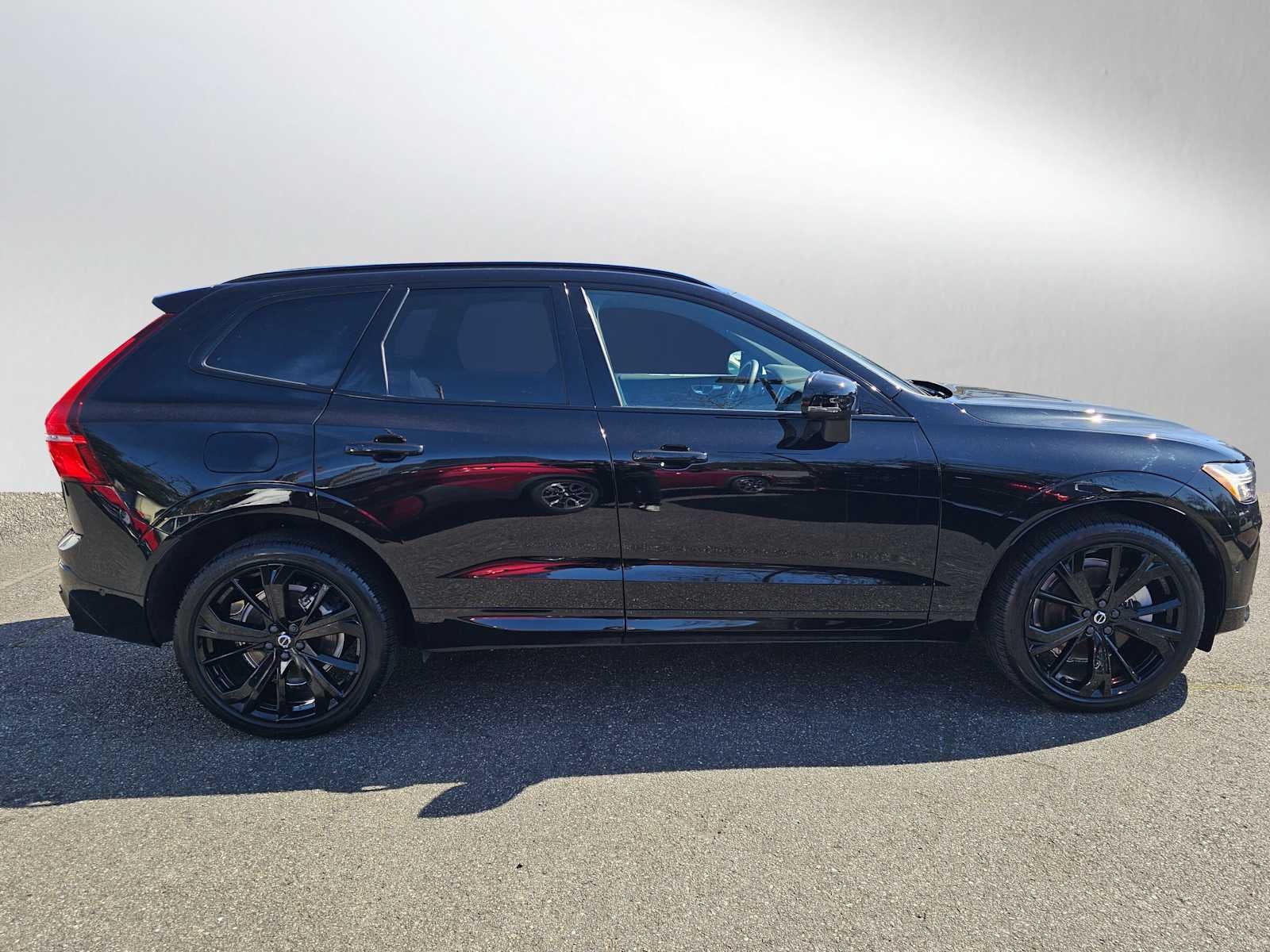 2024 Volvo XC60 Recharge Plug-In Hybrid Ultimate Black Edition