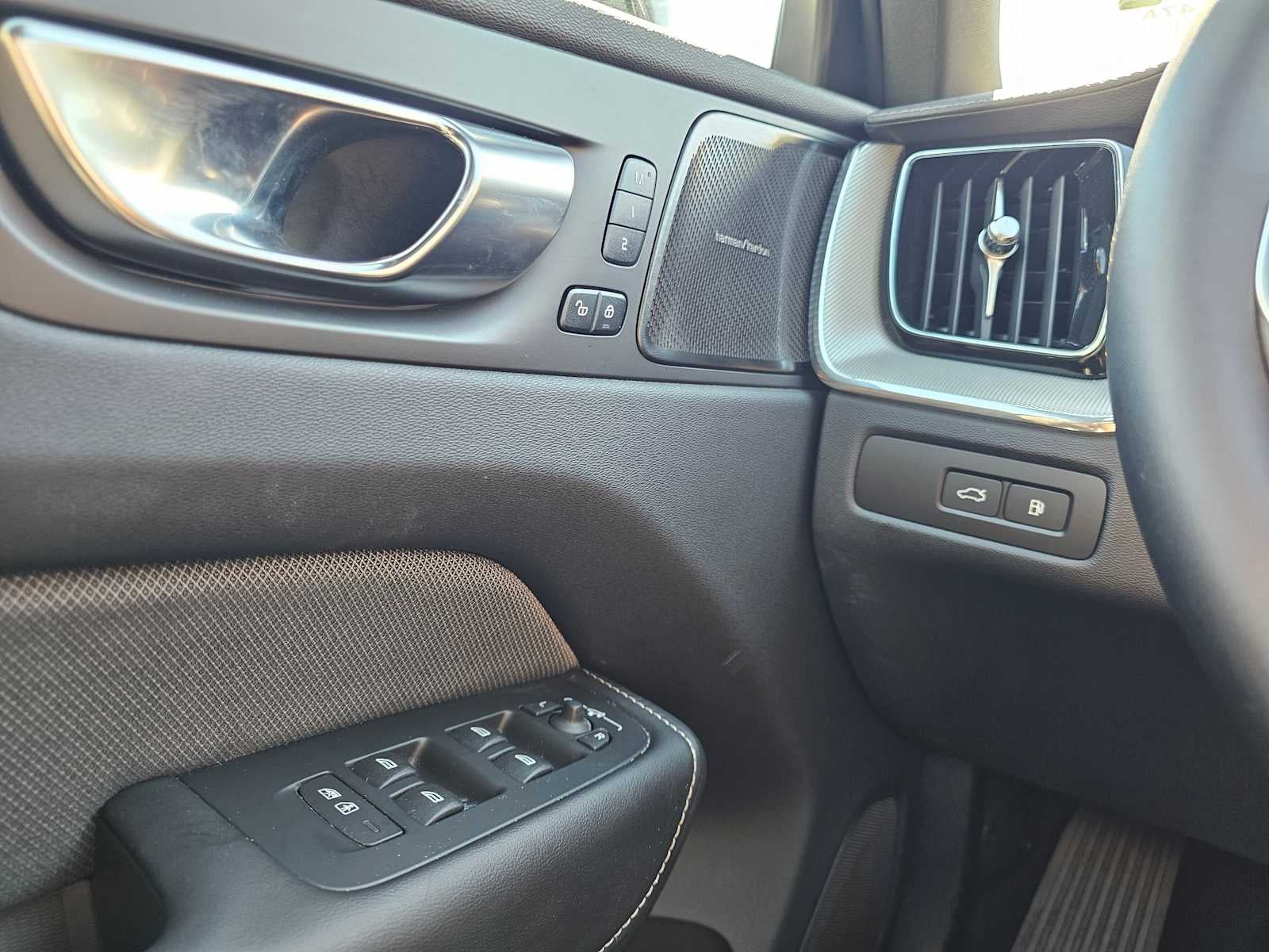 2024 Volvo XC60 Recharge Plug-In Hybrid Ultimate Black Edition