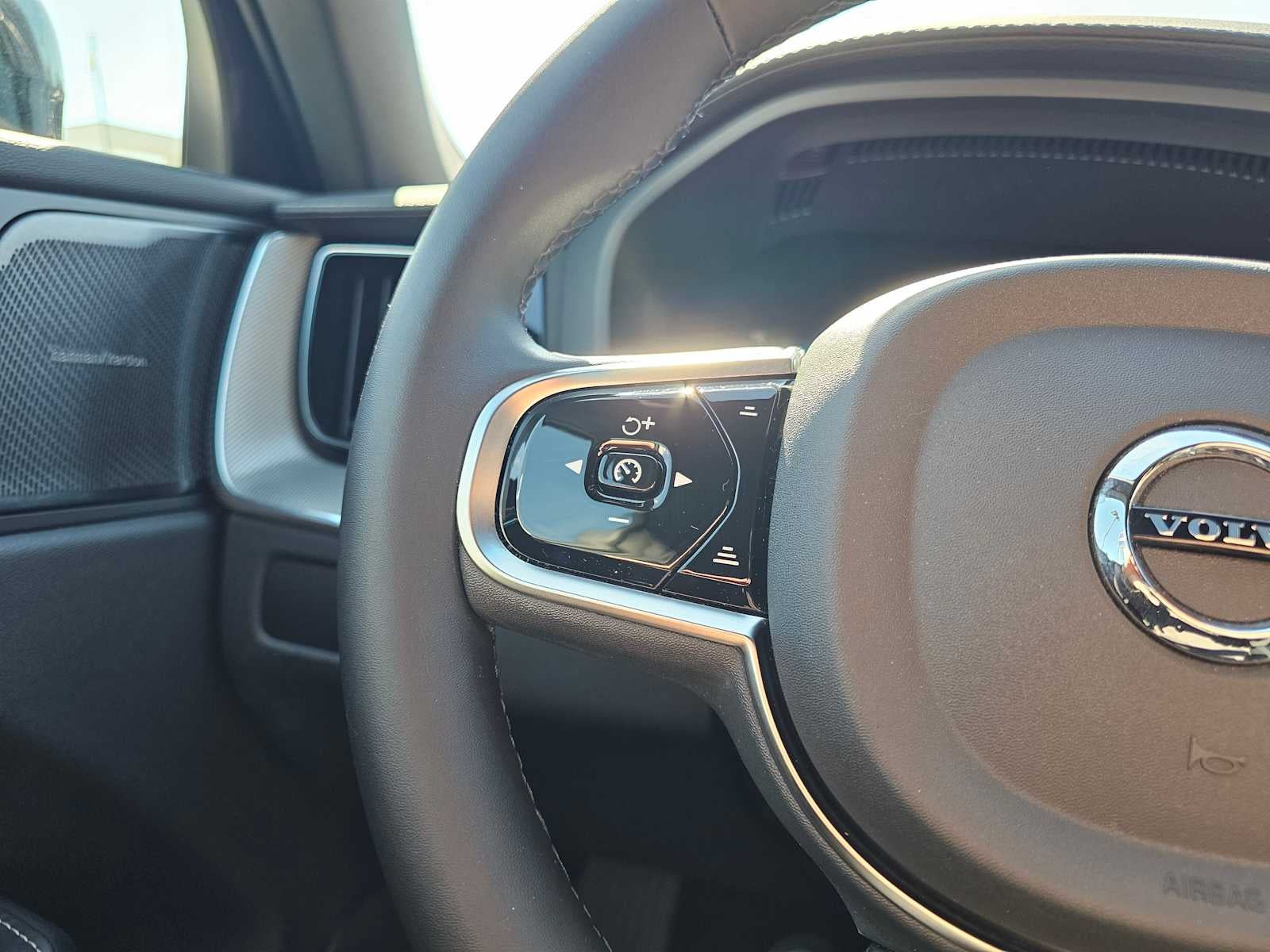 2024 Volvo XC60 Recharge Plug-In Hybrid Ultimate Black Edition