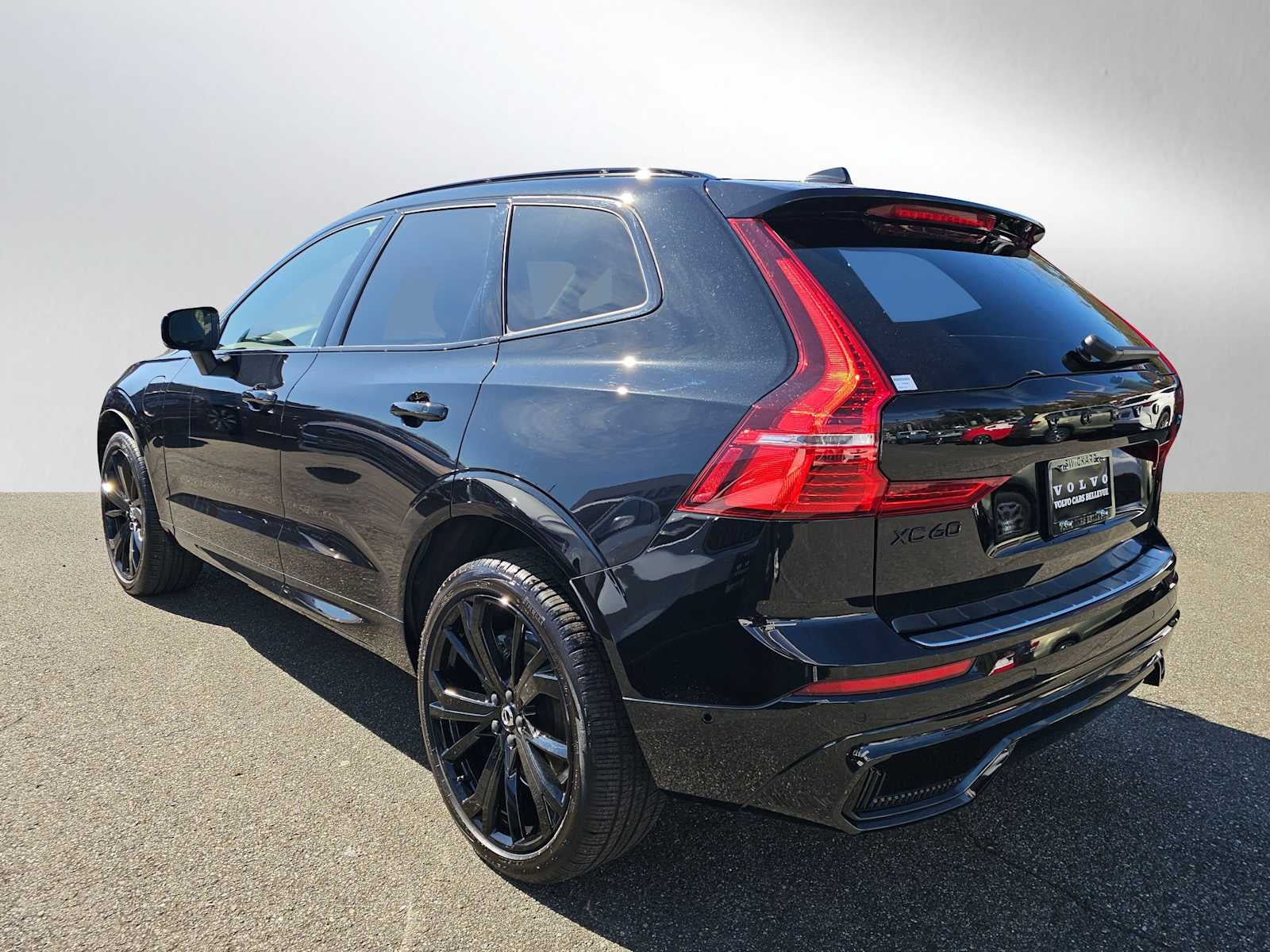 2024 Volvo XC60 Recharge Plug-In Hybrid Ultimate Black Edition