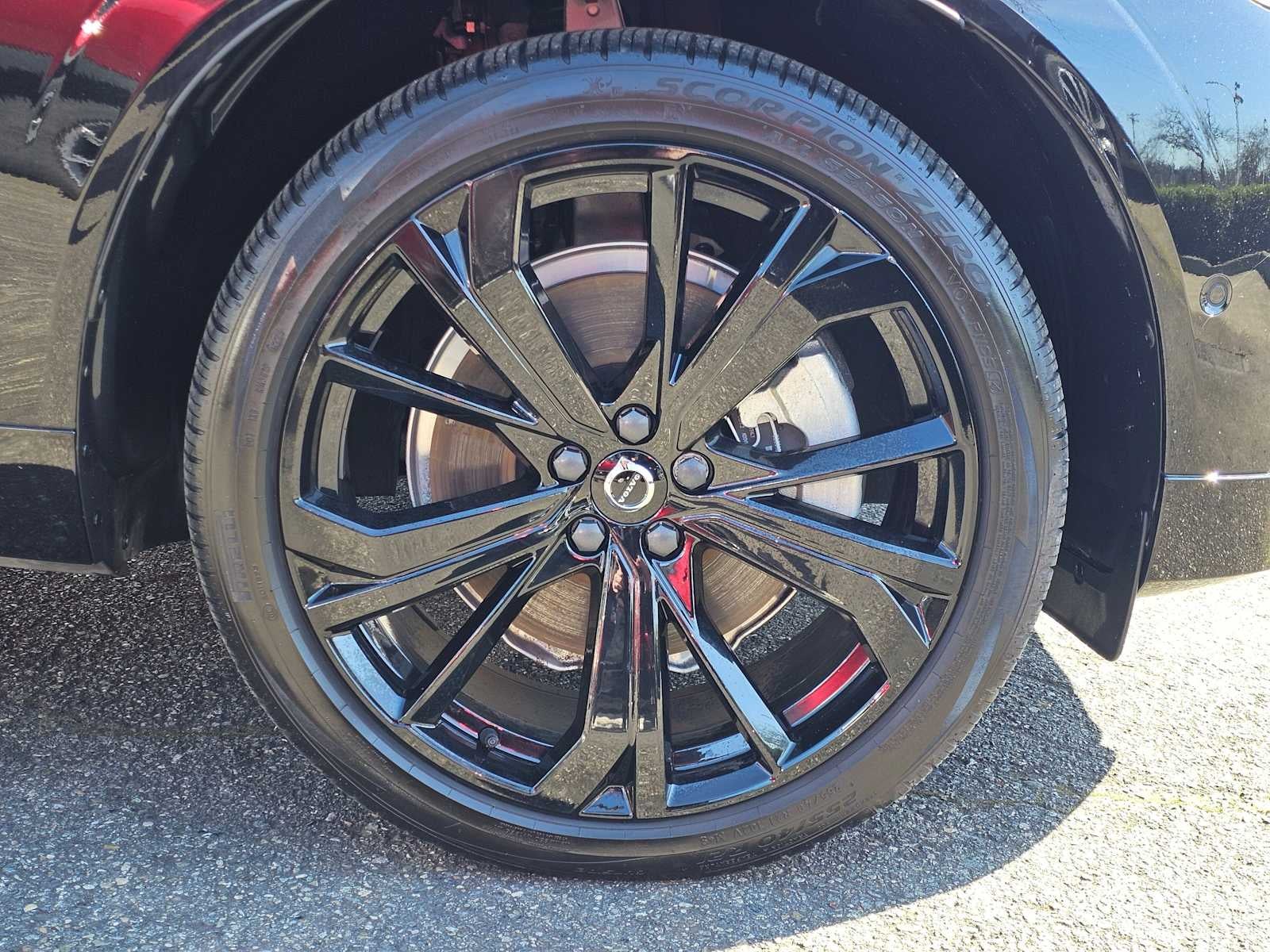 2024 Volvo XC60 Recharge Plug-In Hybrid Ultimate Black Edition