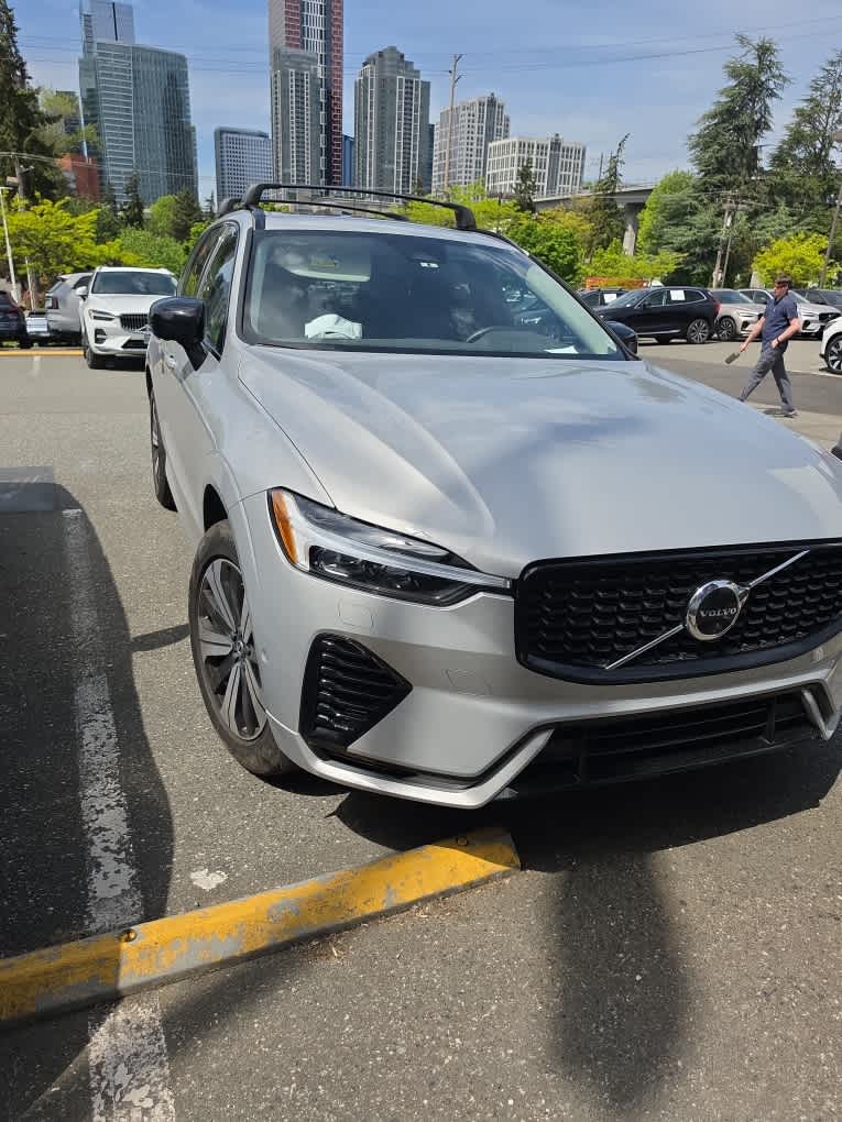 2024 Volvo XC60 Recharge Plug-In Hybrid Plus Dark Theme