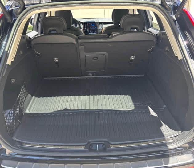 2023 Volvo XC60 Recharge Plug-In Hybrid Plus Dark Theme