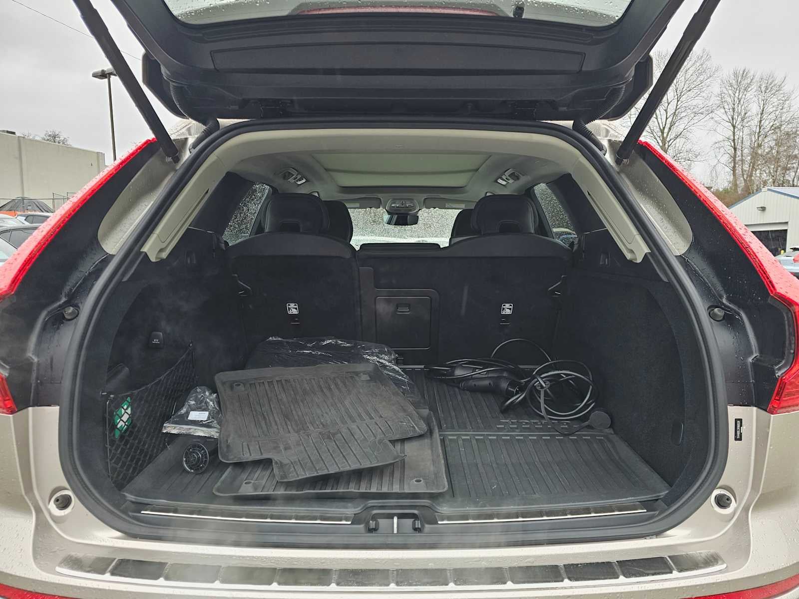 2024 Volvo XC60 Recharge Plug-In Hybrid Plus Dark Theme