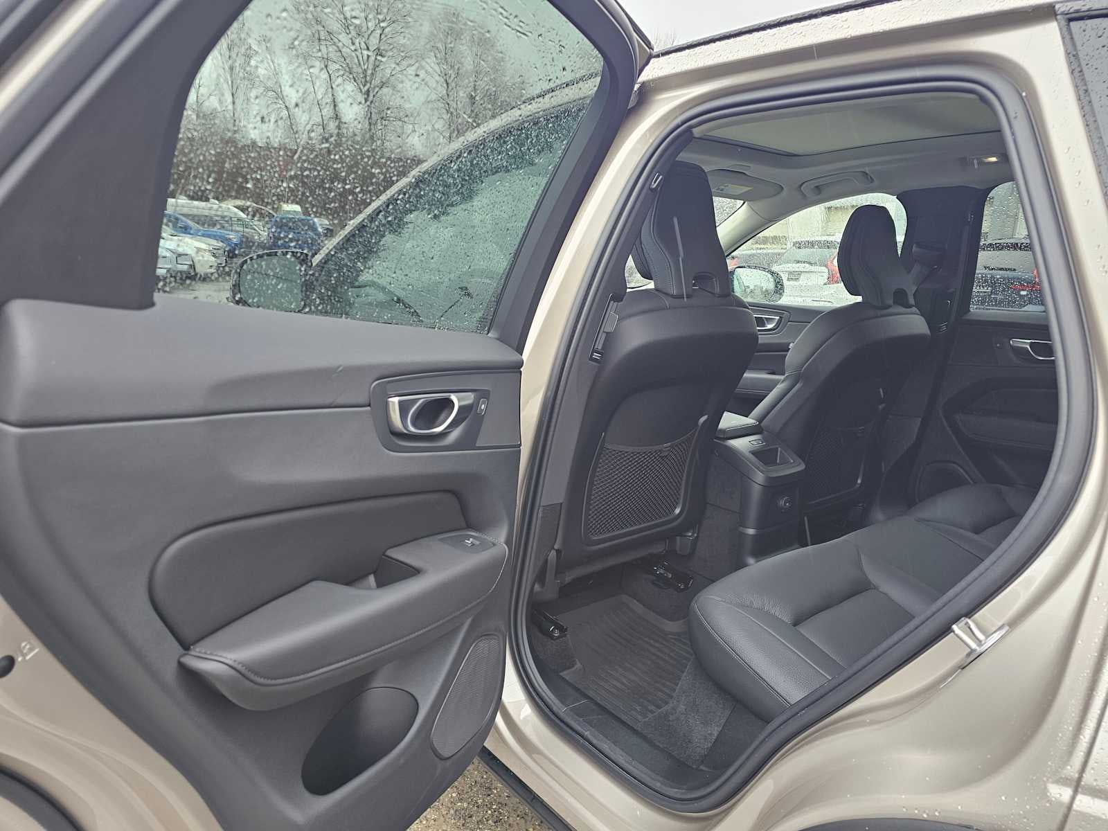 2024 Volvo XC60 Recharge Plug-In Hybrid Plus Dark Theme