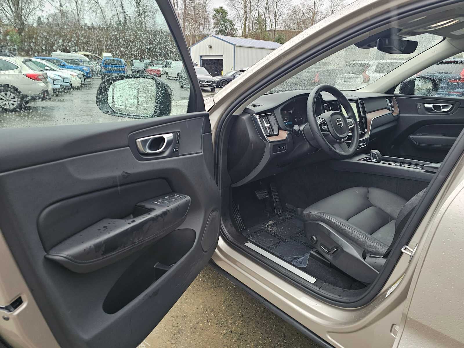 2024 Volvo XC60 Recharge Plug-In Hybrid Plus Dark Theme