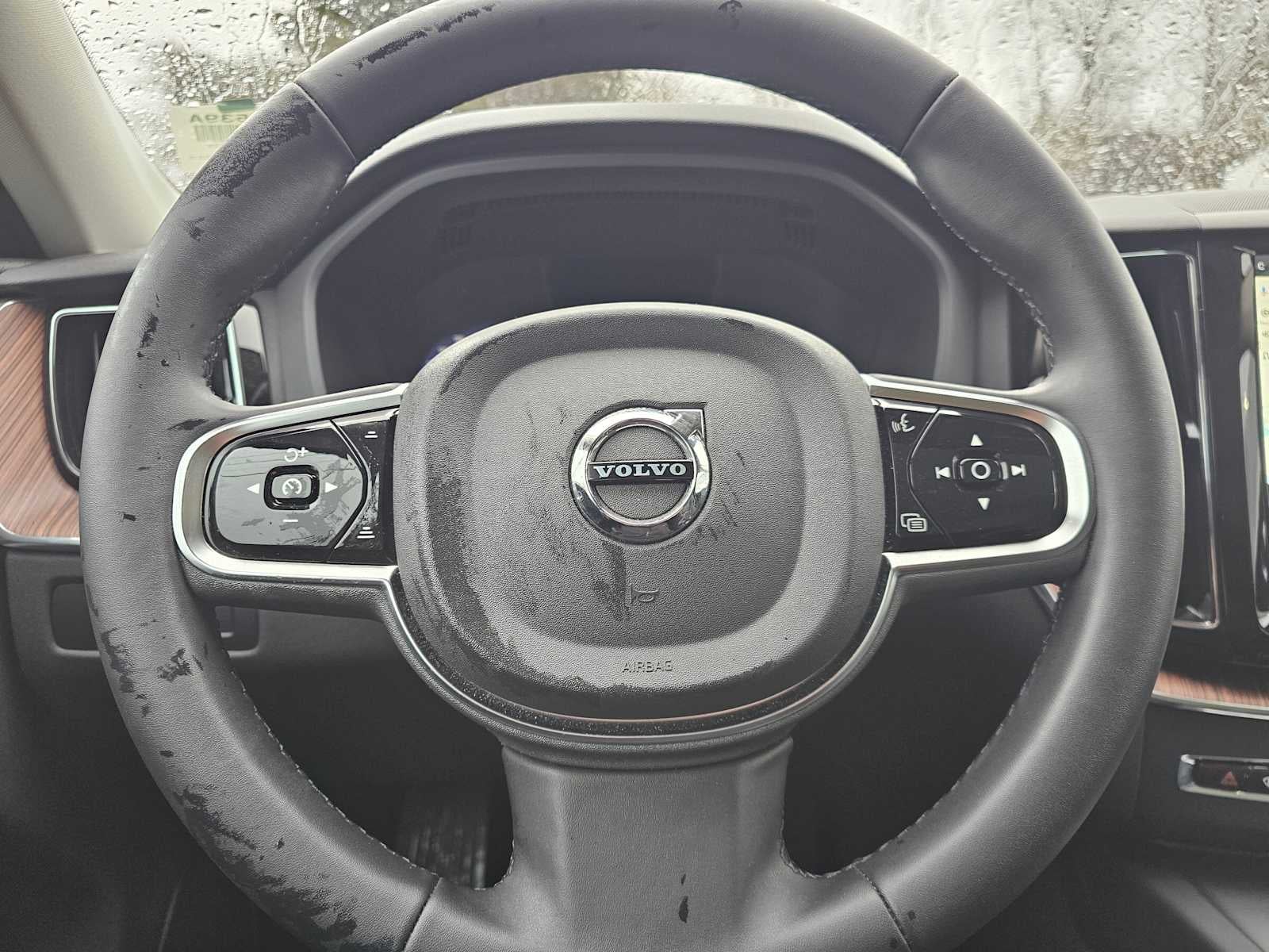 2024 Volvo XC60 Recharge Plug-In Hybrid Plus Dark Theme