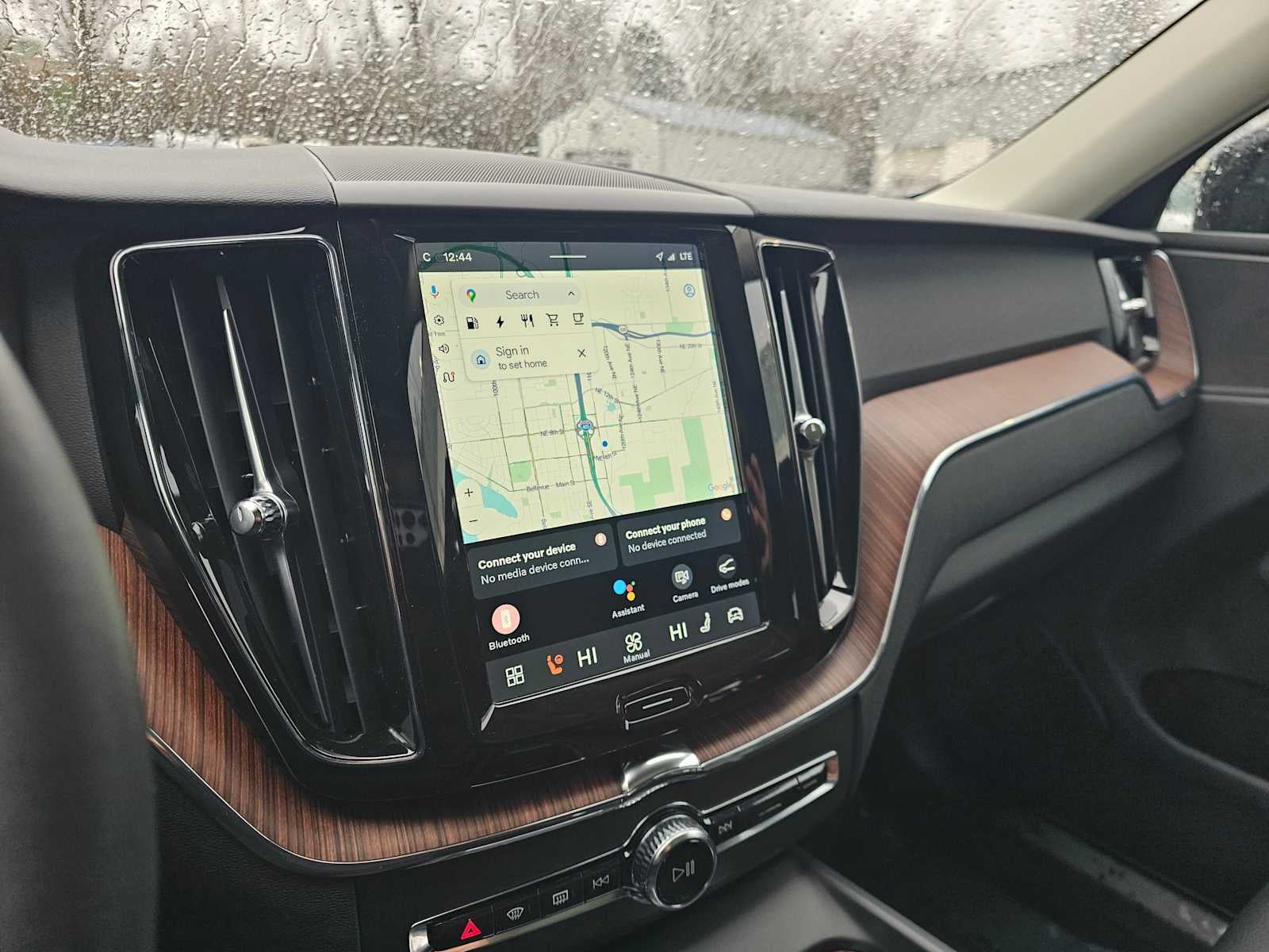 2024 Volvo XC60 Recharge Plug-In Hybrid Plus Dark Theme