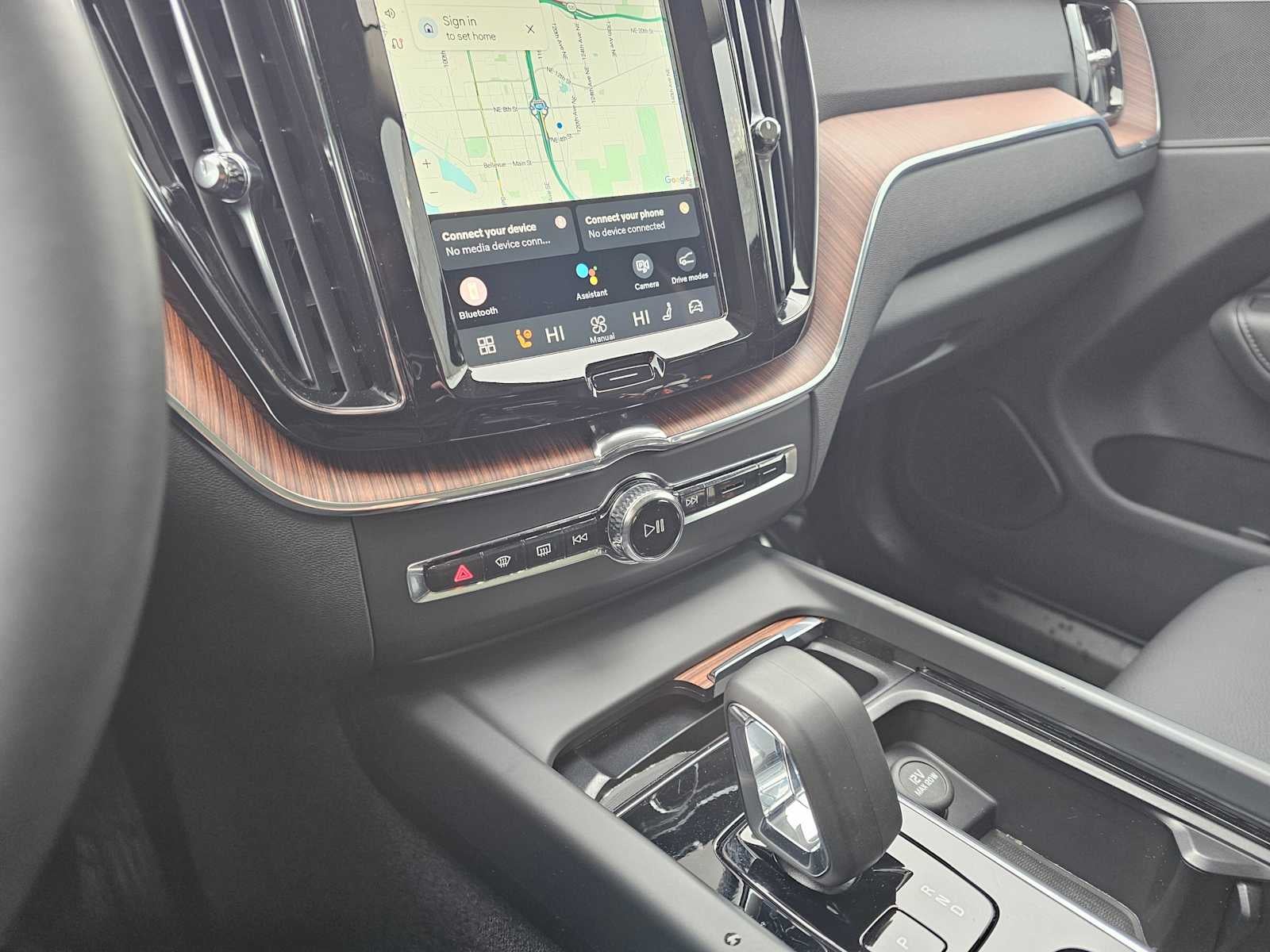 2024 Volvo XC60 Recharge Plug-In Hybrid Plus Dark Theme