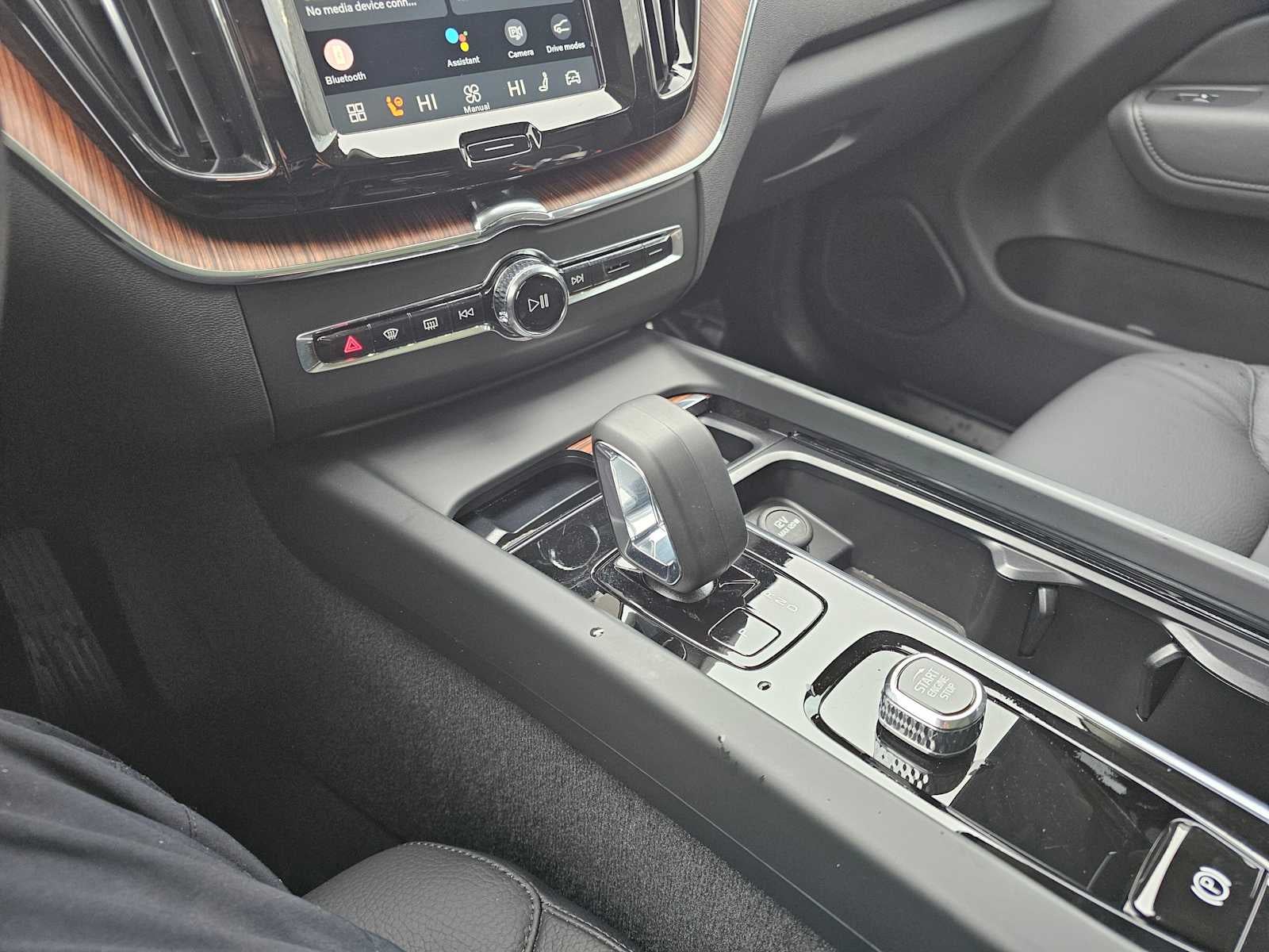 2024 Volvo XC60 Recharge Plug-In Hybrid Plus Dark Theme