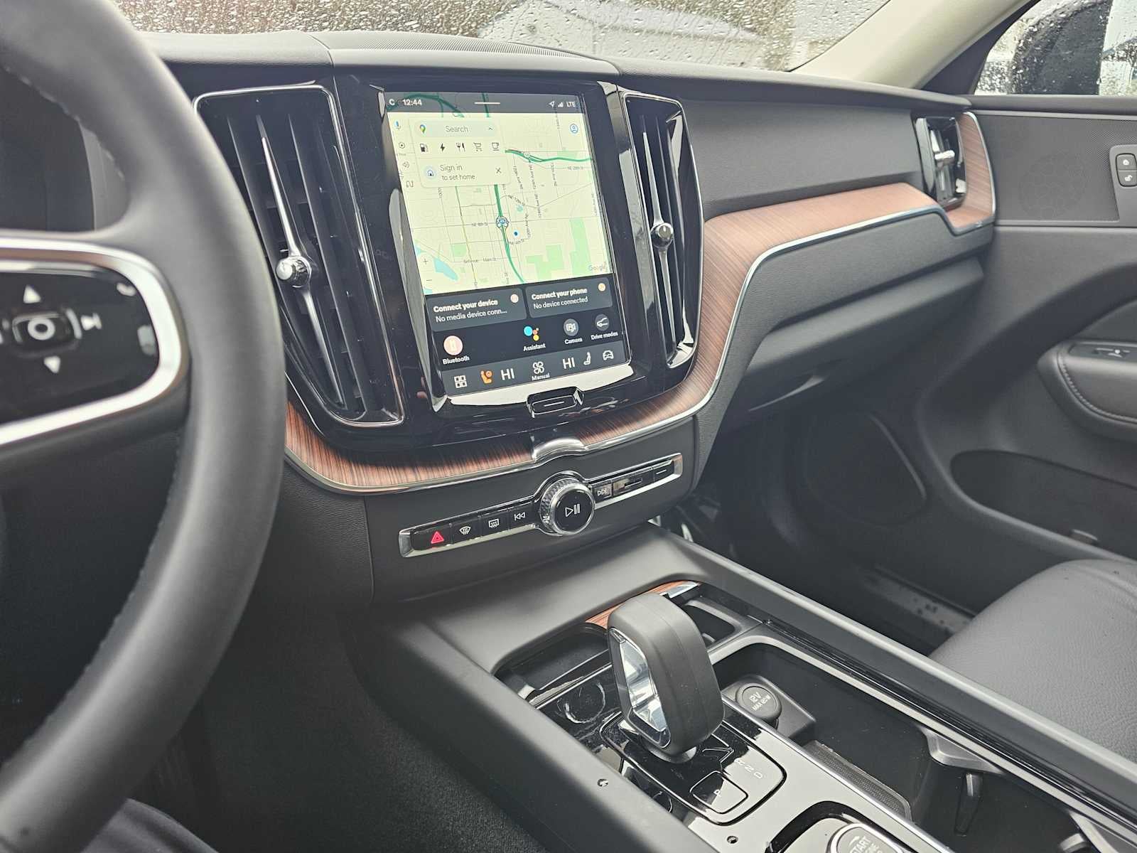 2024 Volvo XC60 Recharge Plug-In Hybrid Plus Dark Theme