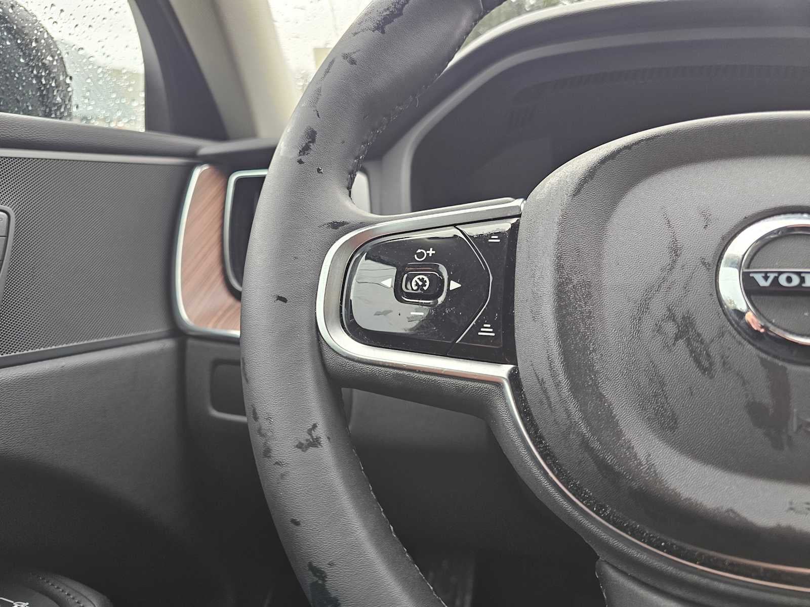 2024 Volvo XC60 Recharge Plug-In Hybrid Plus Dark Theme