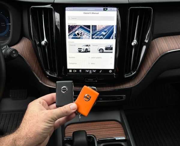 2024 Volvo XC60 Recharge Plug-In Hybrid Plus Dark Theme